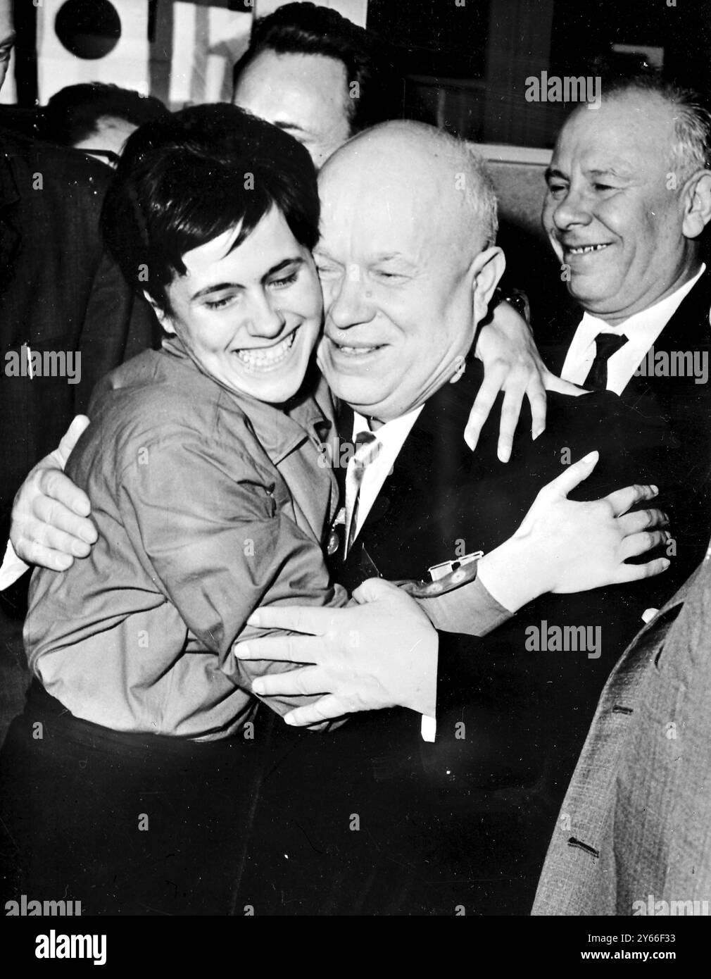 Nikita Khrouchtchev est enlacé par la jeune travailleuse Doris Noetzel lorsqu'il a visité l'usine de radio et de télévision de Berlin-est 19 janvier 1963 Banque D'Images Nikita Khrouchtchev est enlacé par la jeune travailleuse Doris Noetzel lorsqu'il a visité l'usine de radio et de télévision de Berlin-est 19 janvier 1963 Banque D'Images