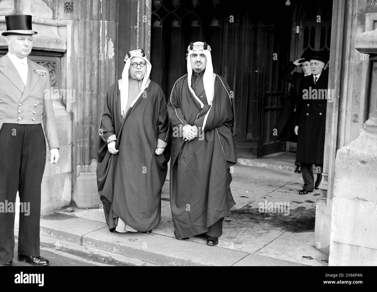 L'ambassadeur d'Arabie saoudite à Londres, le cheikh Hafiz Wahba, et son Altesse Royale Amir Marshal, ministre de la Défense d'Arabie saoudite et fils du roi Iban Saoud quittent la Chambre des communes le 6 novembre 1951 Banque D'Images