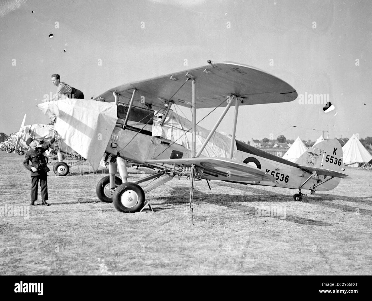 Mécaniciens préparant les avions de la RAF pour la défense des machines londoniennes pour les opérations de nuit à Rochford Essex le 9 août 1937 Banque D'Images