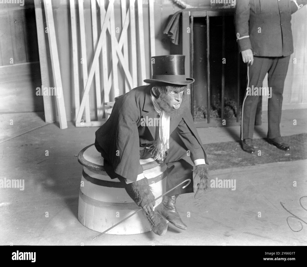 L'homme comme un singe. Le merveilleux maquillage de l'acteur français au Little Theatre. M Jacques Lerner, acteur français qui jouera le rôle du singe le 8 septembre 1925 Banque D'Images