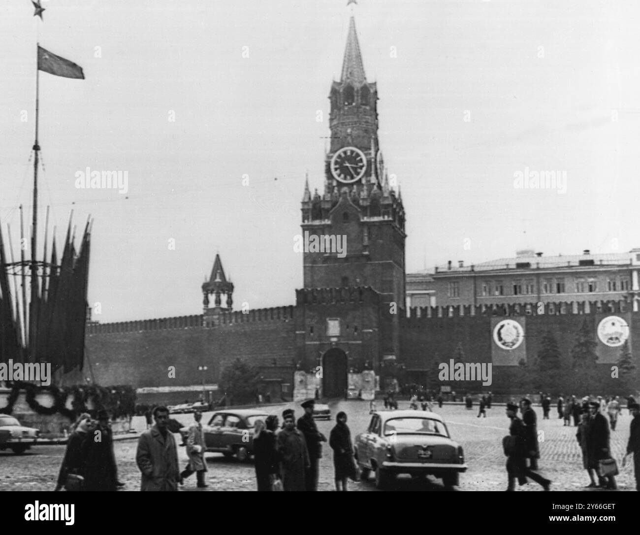 Préparer leur retour Moscou prépare l'accueil en héros de trois cosmonautes soviétiques qui ont été les premiers à orbiter autour de la terre dans un vaisseau spatial passager. Drapeaux et décorations sont montés sur la place Rouge et sur le mur du Kremlin près de la tour de l'horloge Spasskaya , ( retour ) pour un défilé de bienvenue le 15 octobre 1964 Banque D'Images