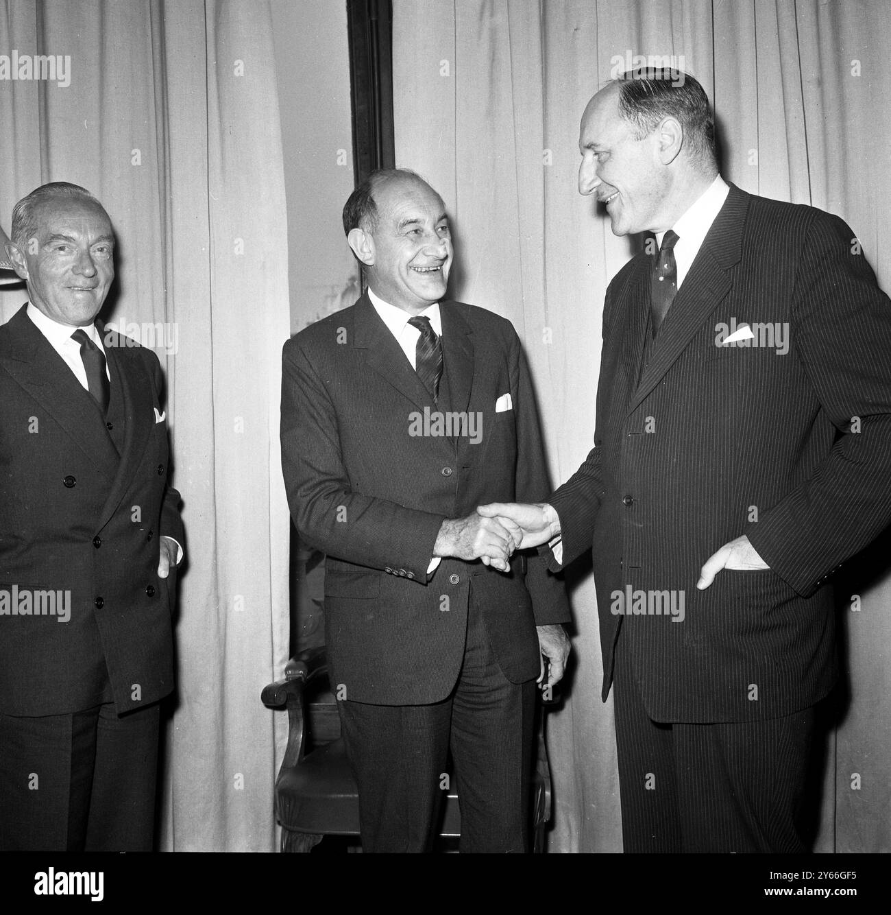 Le Secrétaire aux Affaires étrangères rencontre le Dr Luns M. Patrick Gordon Walker ( à gauche ) , le Ministre des Affaires étrangères de Grande-Bretagne , serre la main au Ministre néerlandais des Affaires étrangères , le Dr Joseph Luns , à Londres . 20 octobre 1964 Banque D'Images