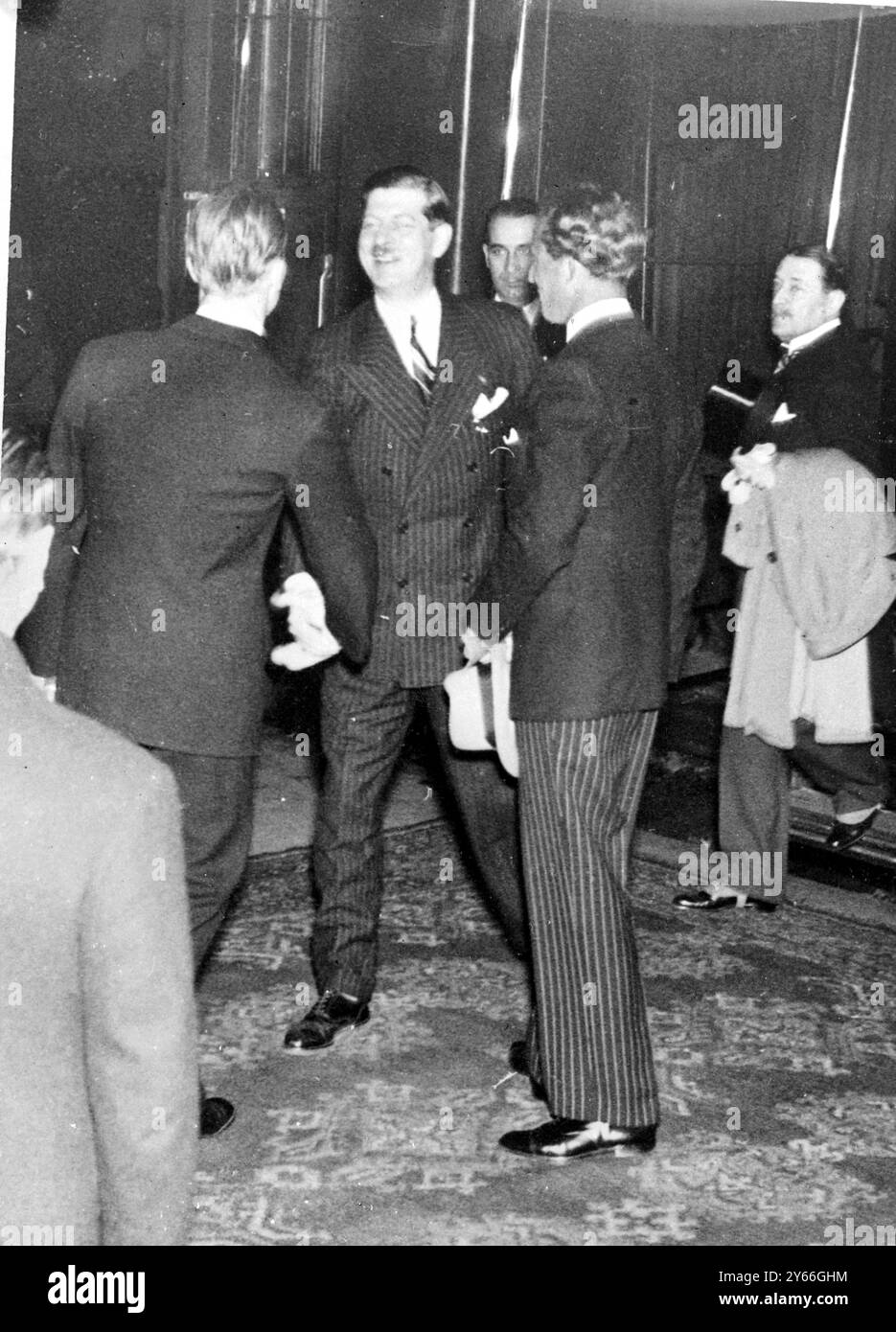 Le Roi Carol de Roumanie accueilli par le Roi Léopold de Belgique et son frère, le Prince Charles à Bruxelles le 27 juillet 1937 Banque D'Images