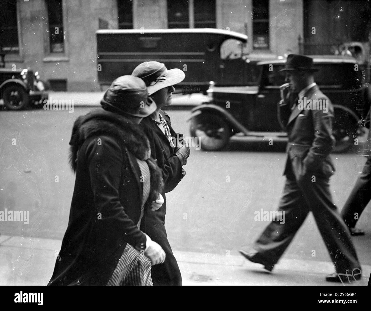 La première femme à intervenir dans un procès de divorce remporte l'affaire Miss Ida Emily Martin (extrême gauche) avec un ami après l'affaire le 28 juillet 1937 Banque D'Images