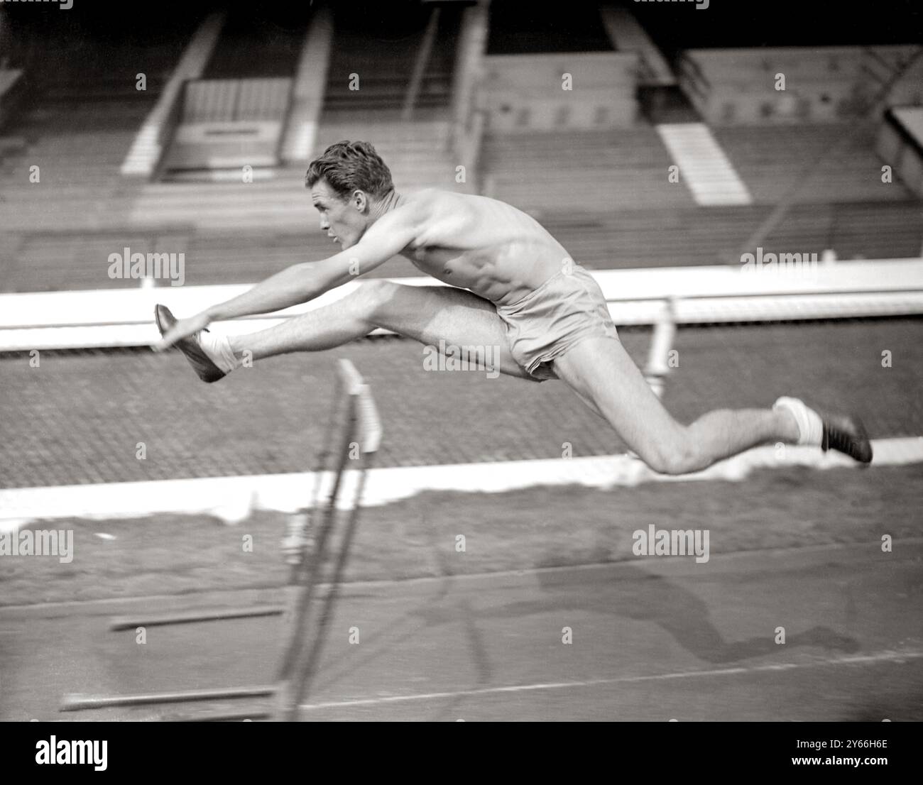 Leroy Kirkpatrick le champion américain des haies prend son envol avec une foulée géante sans effort le 29 juillet 1937 Banque D'Images