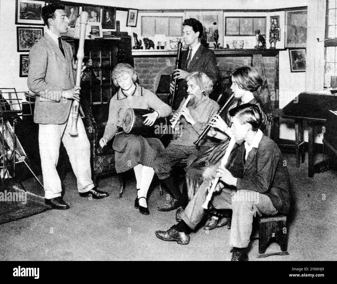 La famille Dolmetsch pratiquant pour le Haslemer Old - World Music Festival. 27 août 1927 Banque D'Images