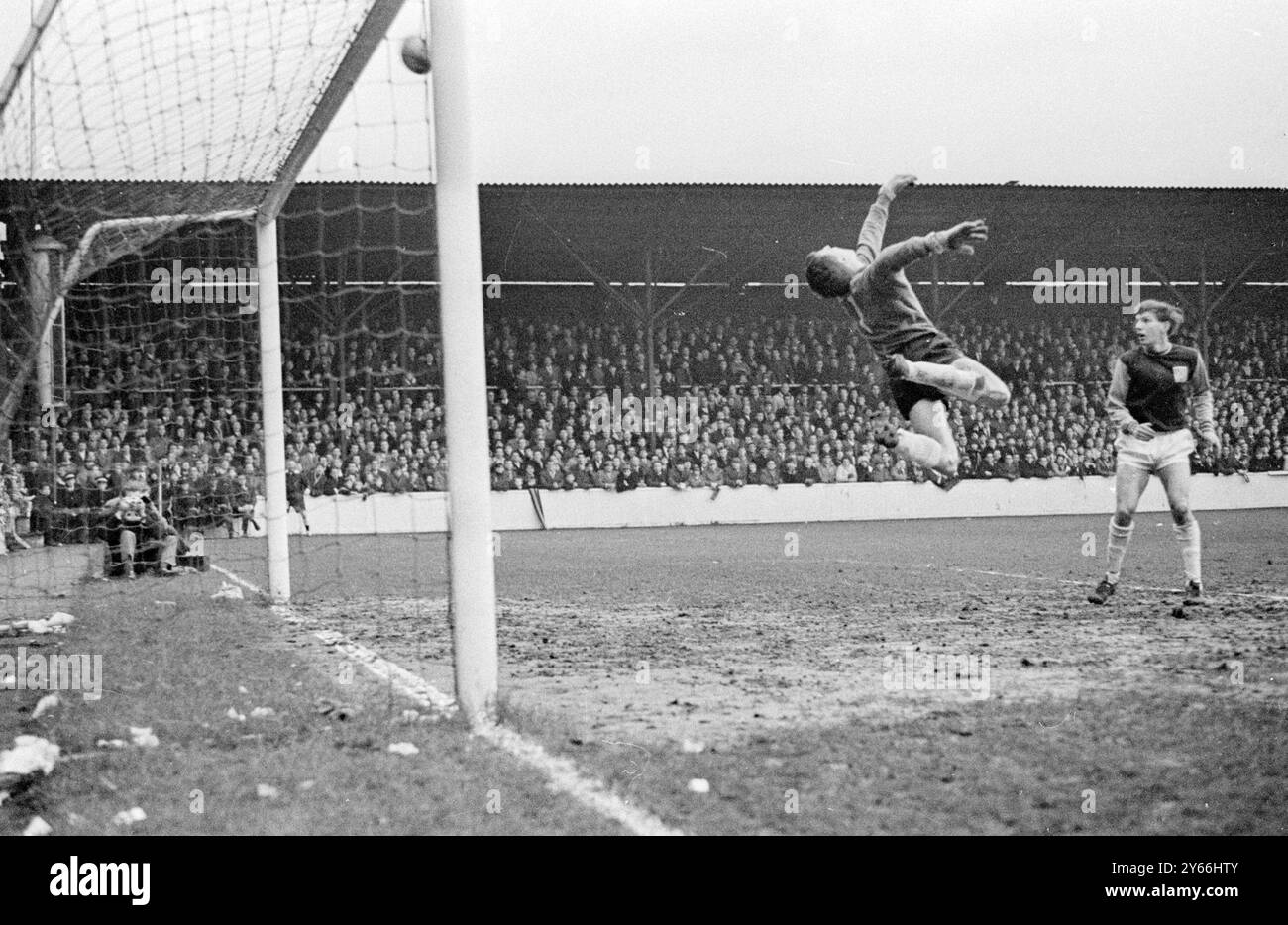 Le gardien de but de West Ham Jim Standen donne un coup de feu de l'attaquant central de Birmingham, Geoff Vowden (invisible), au-dessus de la barre pour un corner lors du match du troisième tour de la FA Cup à Upton Park le 9 janvier 1965 Banque D'Images
