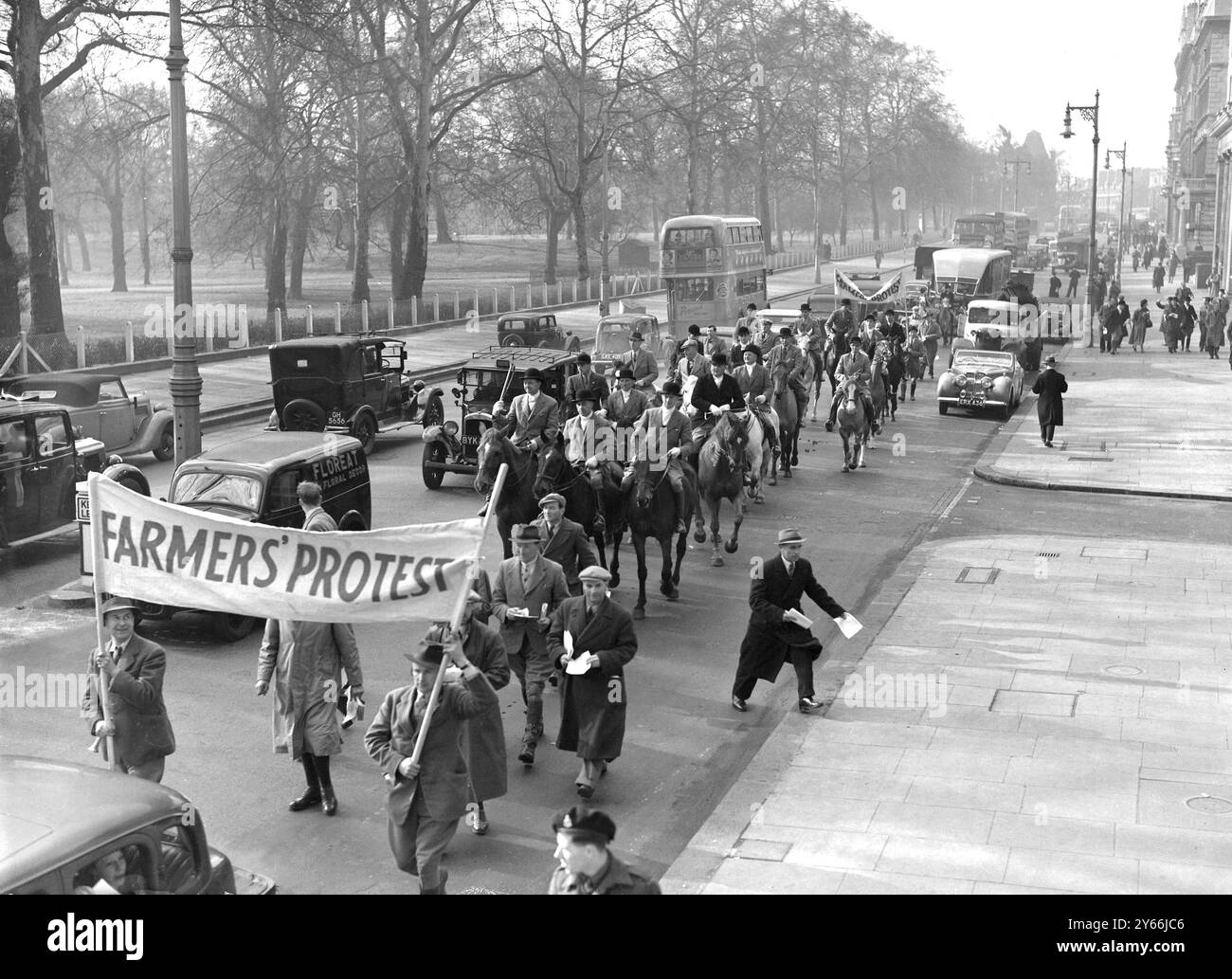 20 agriculteurs du Gloucestershire du pays de chasse autour de Bourton-on-the-Water ont roulé autour de London Town depuis Hyde Park Corner pour protester contre le projet de loi anti-sang sur les sports. Ils se sont rendus dans la métropole en autobus et ont loué des chevaux à leur arrivée. Cette image illustre les agriculteurs qui descendent Piccadilly. 25 février 1949 Banque D'Images
