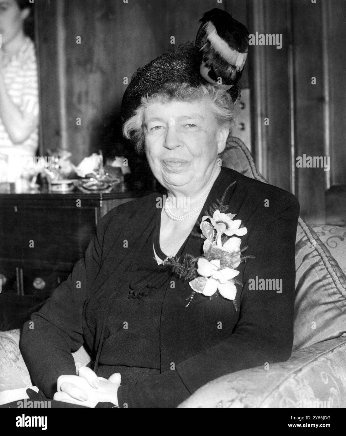 Dans la tradition des entretiens intimes de son défunt mari avec la nation américaine est le chat de Mme Eleanor Roosevelt à Londres aujourd'hui (30 juin 1950), la veuve du président Roosevelt est photographiée ici alors qu'elle s'adressait à une conférence de presse au 9 Smith Square, Westminster. Ses auditeurs s'attendaient à ce que l'un des observateurs politiques les plus expérimentés de l'Amérique sur la situation coréenne se prononce à l'oreille Banque D'Images