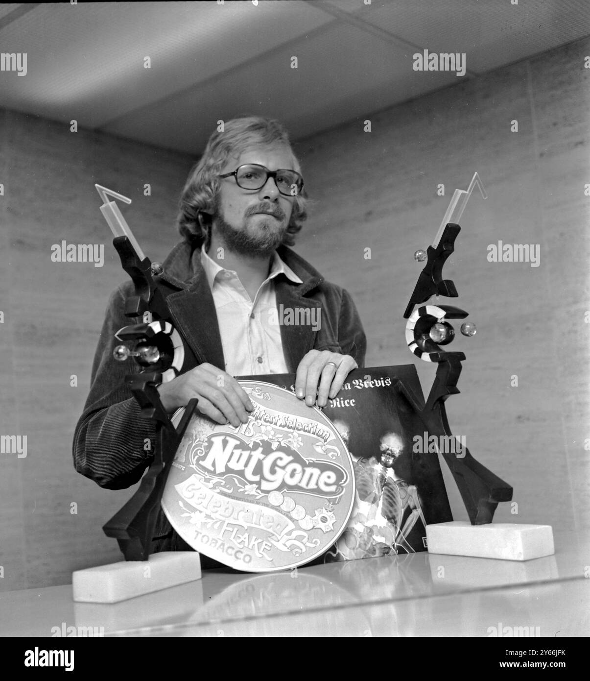 Andrew Oldham ancien manager du groupe pop Rolling Stones photographié avec les deux prix qu'il a remportés lors du concours New musical Express First LP Sleep Design Awards le 11 février 1969 Banque D'Images