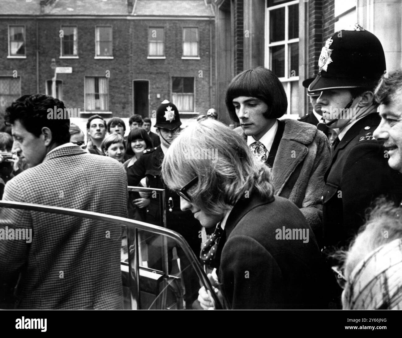 Brian Jones, guitariste des Rolling Stones, quitte le West London Magistrates court après la visite hier soir des détectives de la brigade de drogue dans son appartement de Kensington. Jones et le prince Stanislas Klossowski de Rowla (suivant Jones en photo) ont tous deux été placés en détention provisoire jusqu'au 2 juin pour possession non autorisée d'une certaine quantité de cannabis. 11 mai 1967. Banque D'Images