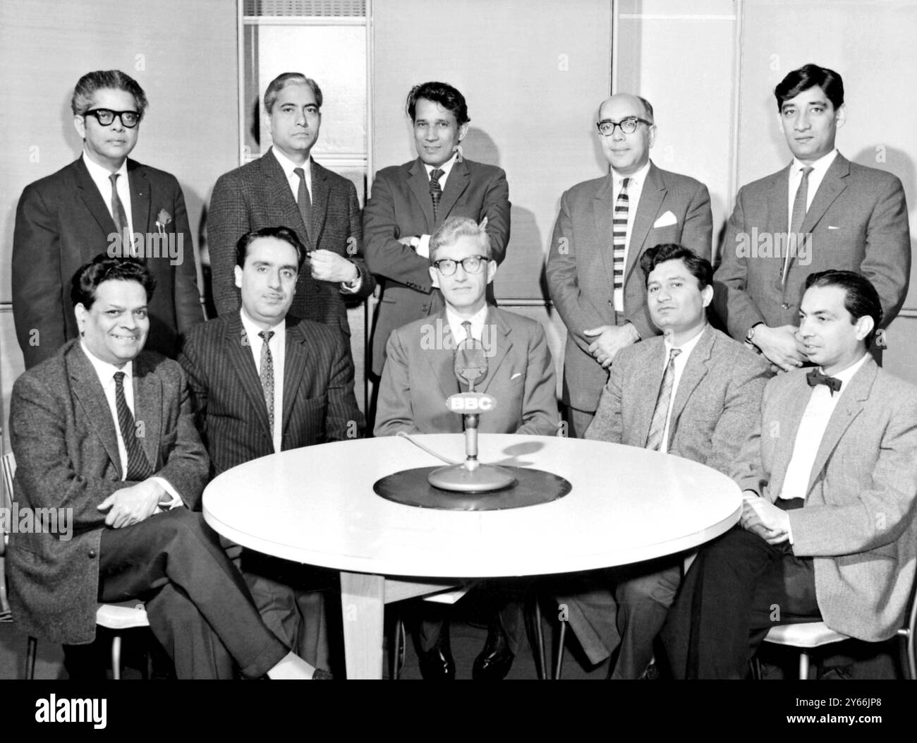 Londres : membres du BBC Indian Service. Debout de gauche à droite ; B. Roy ; A. Hasan ; R. Bhartiya ; P.L. Pahwa; A. Rampal. Assis de gauche à droite ; V. R Krishnamurthy ; M.N. Kaul ; D.H.A Stride (organisateur) ; G. S Joshi et G.C. Kaushuk. 2 juillet 1964 Banque D'Images