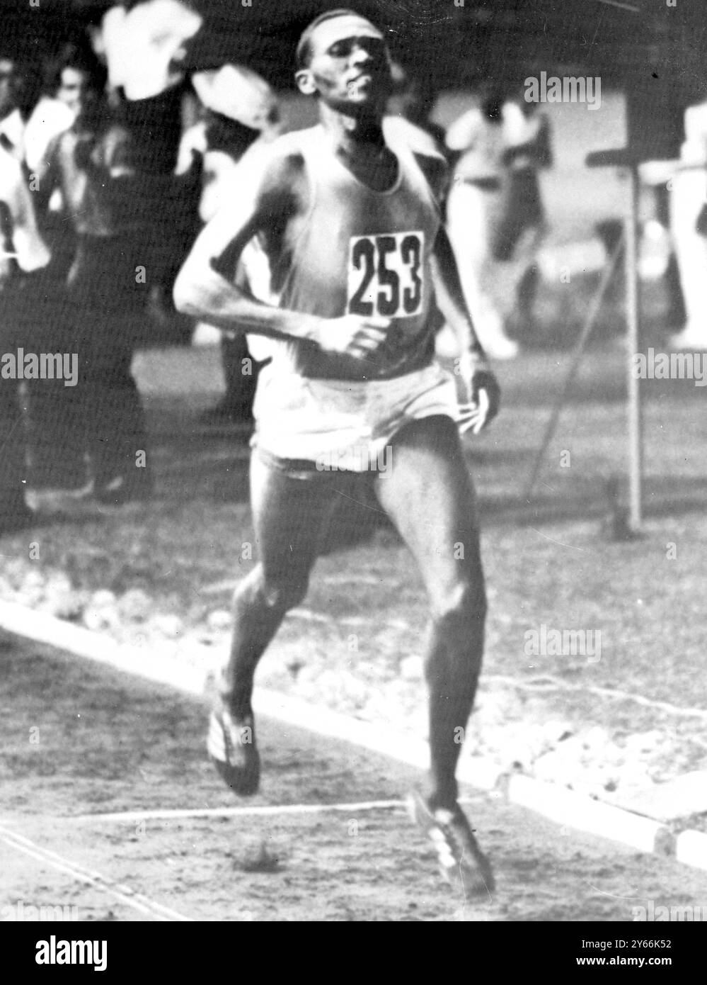 Kipchoge Keino, du Kenya, franchit la ligne d’arrivée pour remporter l’épreuve du 5000 m aux Jeux du Commonwealth à Kingston, en Jamaïque. 9 août 1966 Banque D'Images
