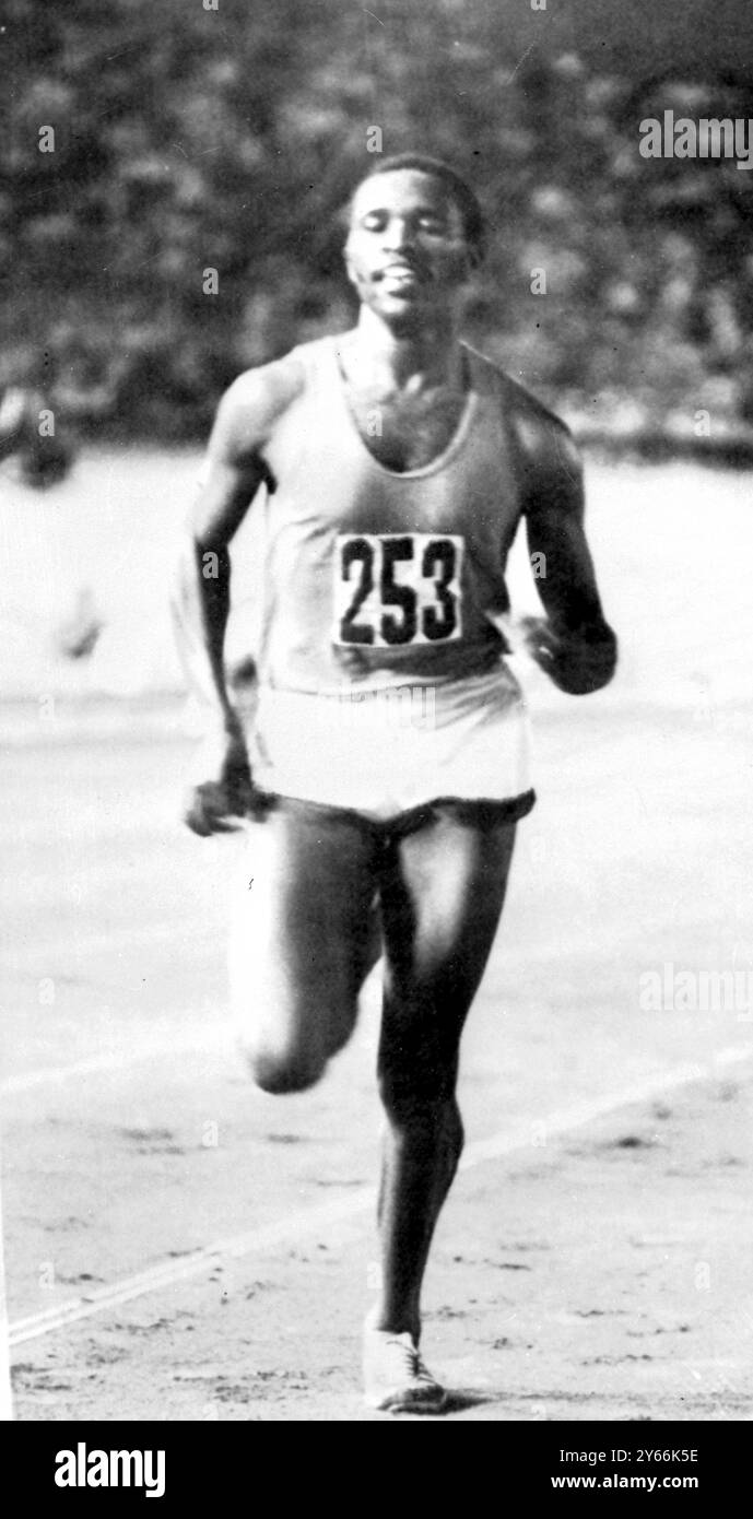 Kipchoge Keino, du Kenya, franchit la ligne d’arrivée pour remporter l’épreuve du 1500 m aux Jeux du Commonwealth à Kingston, en Jamaïque. 12 août 1966 Banque D'Images