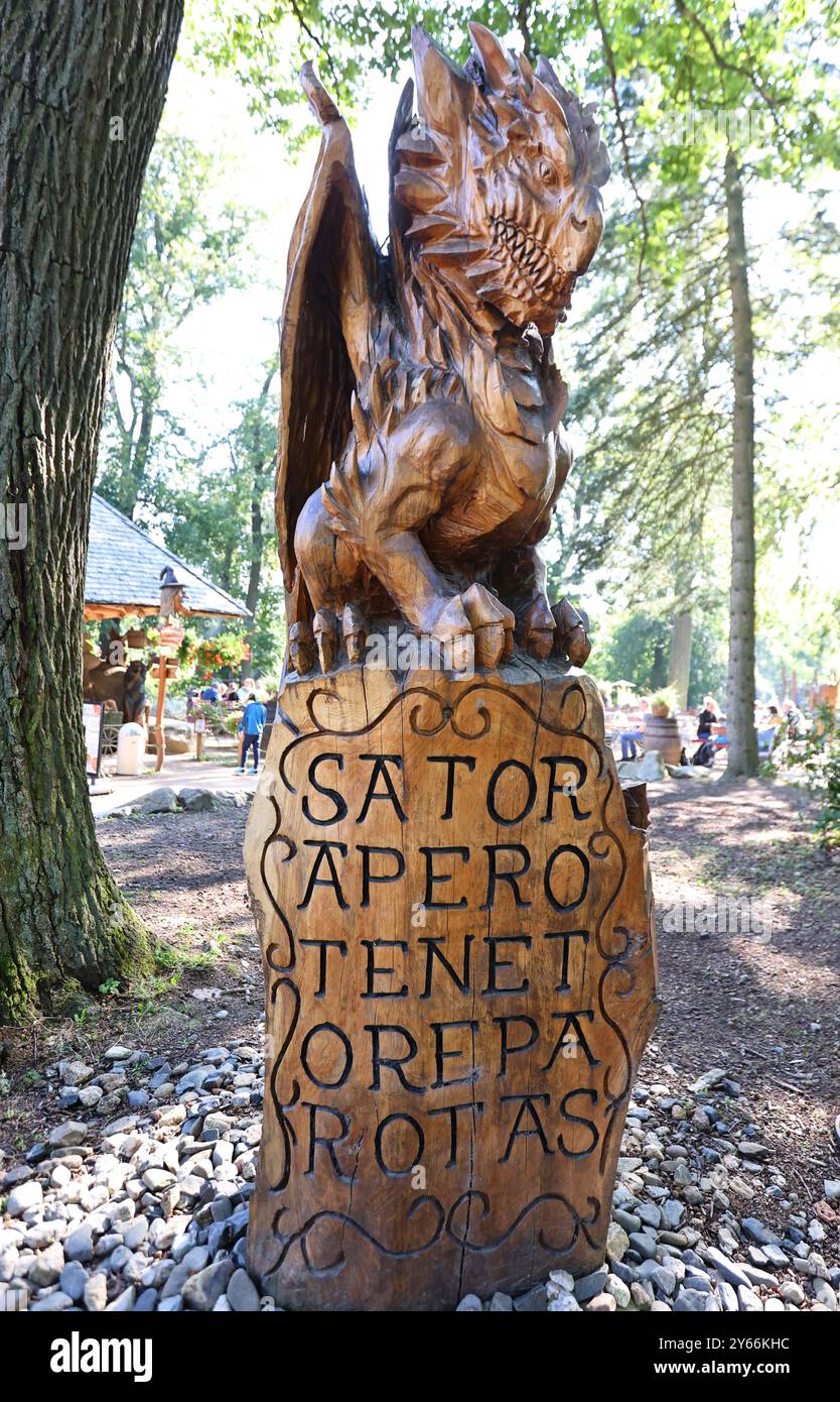 Thale 20.09.2024, Thale, Hexentanzplatz Heidnische Kultstaette mit Statuen von Hexen und Daemonen, Holzskulptur eines Drachen, der auf dem Hexenquadrat Sator-Quadrat mit der lateinischen Wortfolge SATOR AREPO TENET OPERA ROTAS / Satzpalindrom / magisches Quadrat sitzt *** Thale 20 09 2024, Thale, Hexentanrat Sexentanrat Square Sexentanrat Sator place avec un carré de la sculpture en bois carré SREPX SREPO SREPX SREPX SREPX SREPO SREPT SREPX SREPT SREPT SREPT carré avec un pwitz carré avec des statuette Banque D'Images