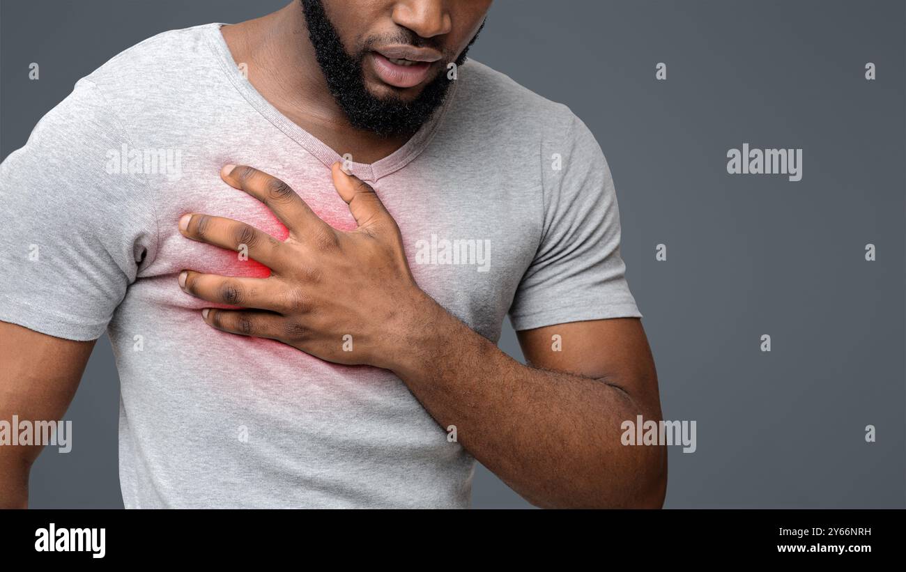 Jeune homme souffrant de douleurs thoraciques sévères Banque D'Images