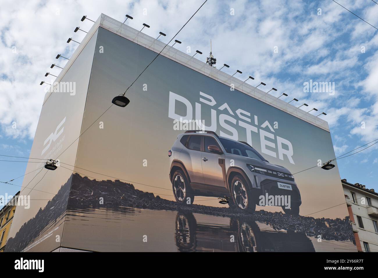 Nouveau panneau publicitaire pour voitures Dacia Duster sur la façade d'un bâtiment à Milan, Italie, automne 2024. Banque D'Images