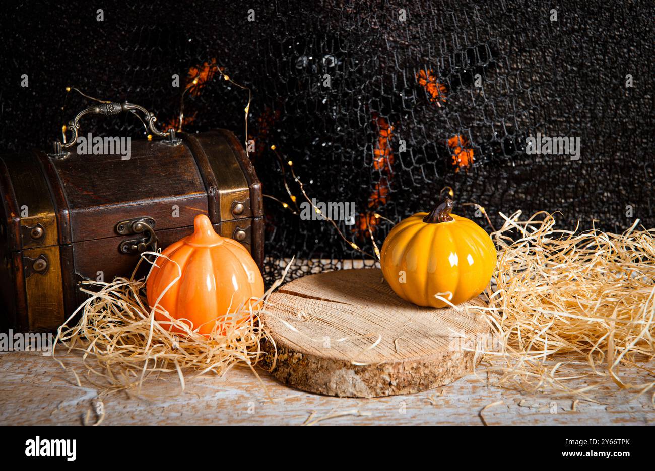 Ensemble de fond de produits d'automne d'Halloween. Citrouilles en céramique, disque en bois, araignée, boîte au trésor, plan studio. Banque D'Images
