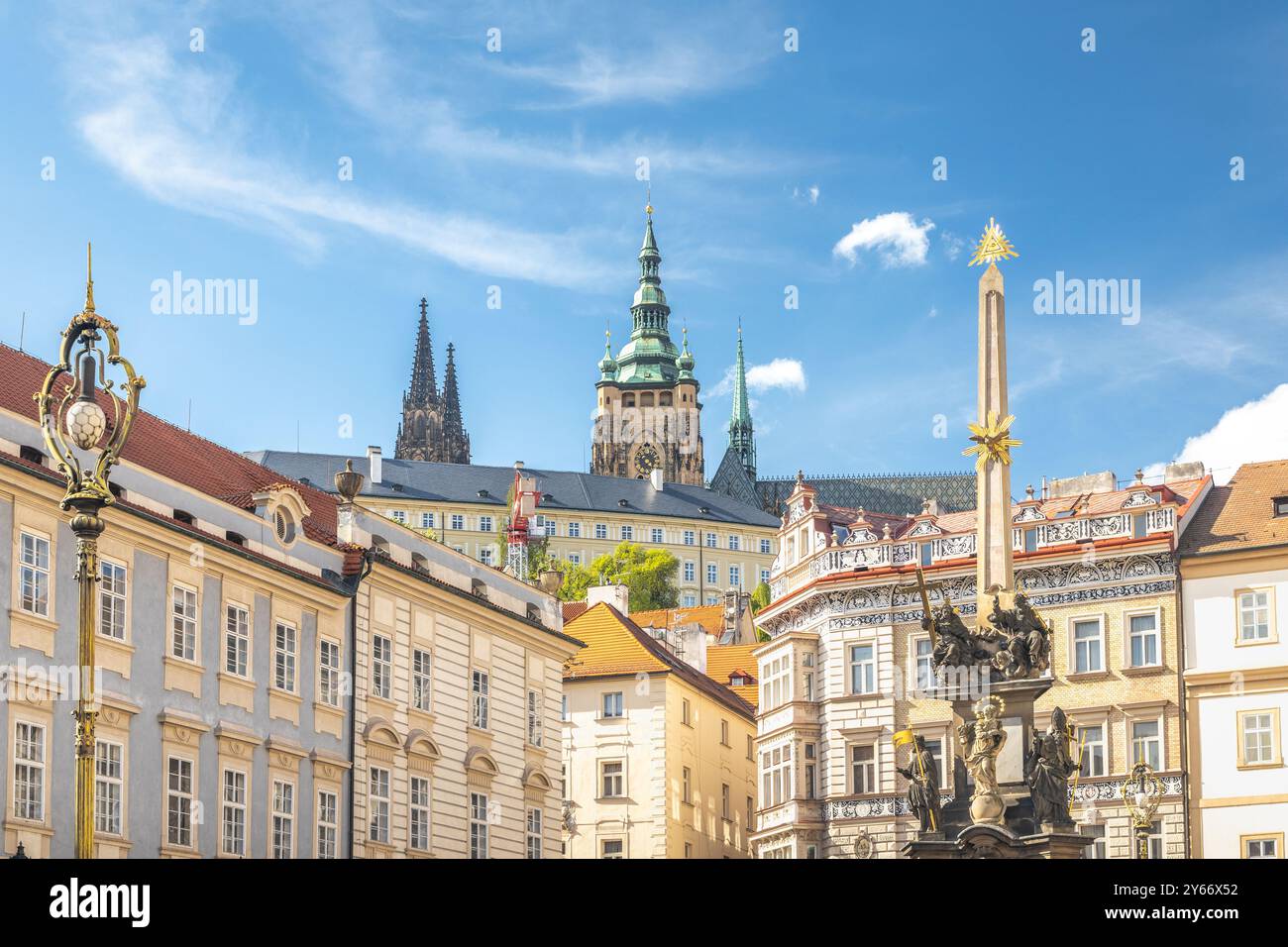 PRAGUE, RÉPUBLIQUE TCHÈQUE - 6 MAI 2023 : place de la petite ville. Partie supérieure de la place avec le palais du Liechtenstein sur la gauche et le château de Prague à l'arrière Banque D'Images