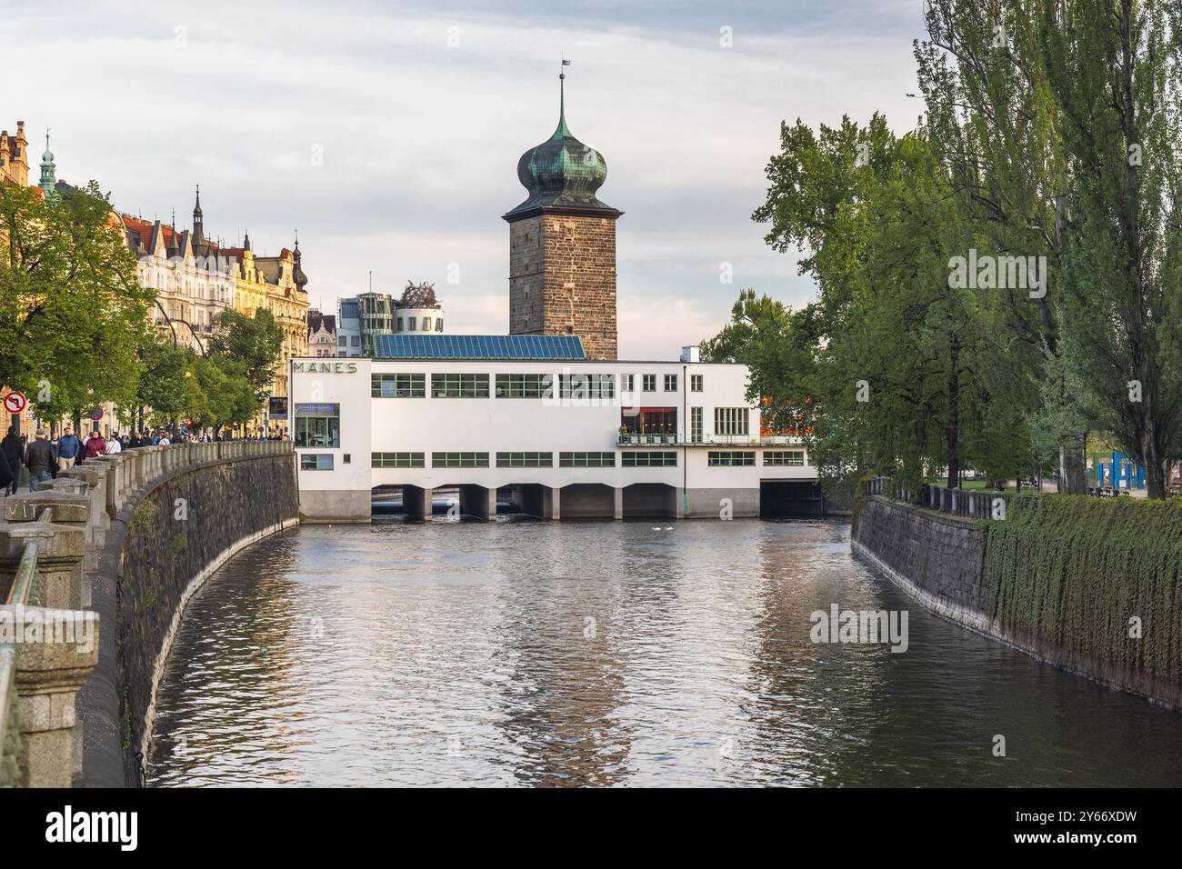 PRAGUE, RÉPUBLIQUE TCHÈQUE - 7 MAI 2023 : Château d'eau de Sitkov sur la rivière Vltava. Banque D'Images