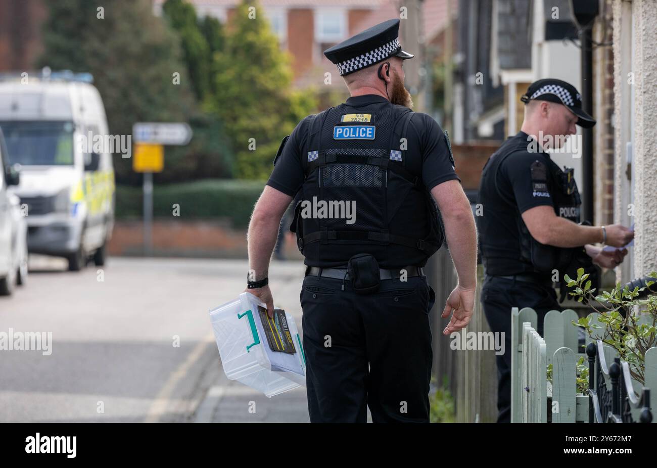 Brentwood Essex 24th Sep. 2024 une initiative anti-crime de couteau par la police de l'Essex, s'engageant avec les résidents dans les points chauds de danger à travers le comté ipour les encourager à remettre tout couteau potentiellement illégal a eu lieu à Brentwood Essex aujourd'hui. Operatio Grip zones de patrouille hotspot sont des zones d'analyse des données montre une probabilité plus élevée d'un incident violent grave. La criminalité au couteau dans l'Essex a chuté de 7 % depuis la pandémie. L'opération comprend des visites porte-à-porte pour éduquer les ménages sur la criminalité au couteau et pour utiliser la visite comme une passerelle pour contacter ceux qui peuvent être à risque et pour récupérer tout rabais Banque D'Images