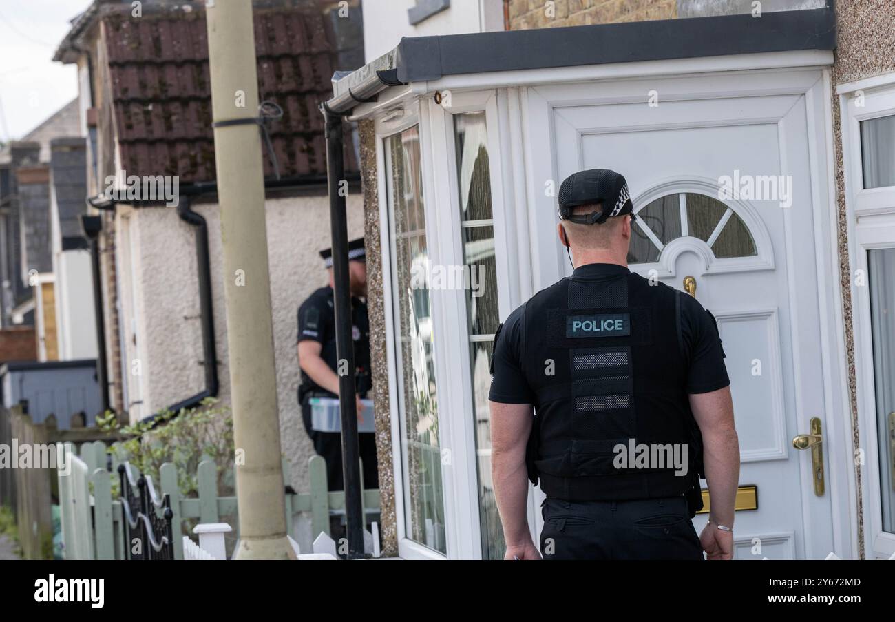 Brentwood Essex 24th Sep. 2024 une initiative anti-crime de couteau par la police de l'Essex, s'engageant avec les résidents dans les points chauds de danger à travers le comté ipour les encourager à remettre tout couteau potentiellement illégal a eu lieu à Brentwood Essex aujourd'hui. Operatio Grip zones de patrouille hotspot sont des zones d'analyse des données montre une probabilité plus élevée d'un incident violent grave. La criminalité au couteau dans l'Essex a chuté de 7 % depuis la pandémie. L'opération comprend des visites porte-à-porte pour éduquer les ménages sur la criminalité au couteau et pour utiliser la visite comme une passerelle pour contacter ceux qui peuvent être à risque et pour récupérer tout rabais Banque D'Images