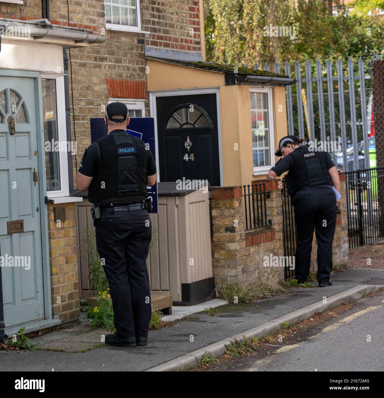 Brentwood Essex 24th Sep. 2024 une initiative anti-crime de couteau par la police de l'Essex, s'engageant avec les résidents dans les points chauds de danger à travers le comté ipour les encourager à remettre tout couteau potentiellement illégal a eu lieu à Brentwood Essex aujourd'hui. Operatio Grip zones de patrouille hotspot sont des zones d'analyse des données montre une probabilité plus élevée d'un incident violent grave. La criminalité au couteau dans l'Essex a chuté de 7 % depuis la pandémie. L'opération comprend des visites porte-à-porte pour éduquer les ménages sur la criminalité au couteau et pour utiliser la visite comme une passerelle pour contacter ceux qui peuvent être à risque et pour récupérer tout rabais Banque D'Images