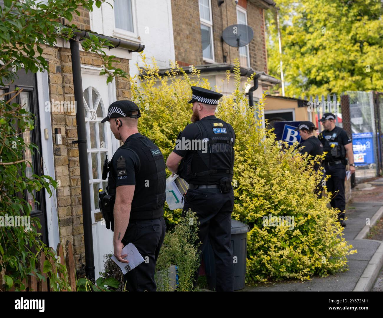 Brentwood Essex 24th Sep. 2024 une initiative anti-crime de couteau par la police de l'Essex, s'engageant avec les résidents dans les points chauds de danger à travers le comté ipour les encourager à remettre tout couteau potentiellement illégal a eu lieu à Brentwood Essex aujourd'hui. Operatio Grip zones de patrouille hotspot sont des zones d'analyse des données montre une probabilité plus élevée d'un incident violent grave. La criminalité au couteau dans l'Essex a chuté de 7 % depuis la pandémie. L'opération comprend des visites porte-à-porte pour éduquer les ménages sur la criminalité au couteau et pour utiliser la visite comme une passerelle pour contacter ceux qui peuvent être à risque et pour récupérer tout rabais Banque D'Images