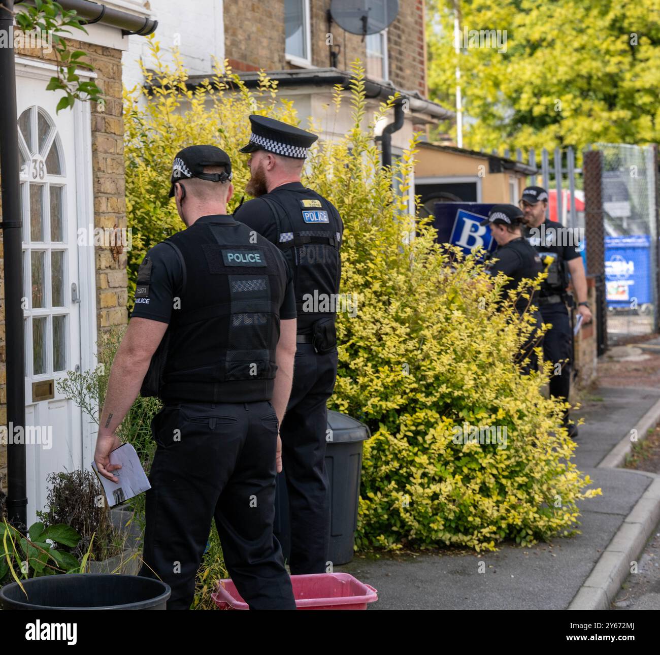 Brentwood Essex 24th Sep. 2024 une initiative anti-crime de couteau par la police de l'Essex, s'engageant avec les résidents dans les points chauds de danger à travers le comté ipour les encourager à remettre tout couteau potentiellement illégal a eu lieu à Brentwood Essex aujourd'hui. Operatio Grip zones de patrouille hotspot sont des zones d'analyse des données montre une probabilité plus élevée d'un incident violent grave. La criminalité au couteau dans l'Essex a chuté de 7 % depuis la pandémie. L'opération comprend des visites porte-à-porte pour éduquer les ménages sur la criminalité au couteau et pour utiliser la visite comme une passerelle pour contacter ceux qui peuvent être à risque et pour récupérer tout rabais Banque D'Images