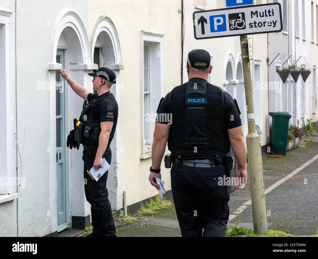 Brentwood Essex 24th Sep. 2024 une initiative anti-crime de couteau par la police de l'Essex, s'engageant avec les résidents dans les points chauds de danger à travers le comté ipour les encourager à remettre tout couteau potentiellement illégal a eu lieu à Brentwood Essex aujourd'hui. Operatio Grip zones de patrouille hotspot sont des zones d'analyse des données montre une probabilité plus élevée d'un incident violent grave. La criminalité au couteau dans l'Essex a chuté de 7 % depuis la pandémie. L'opération comprend des visites porte-à-porte pour éduquer les ménages sur la criminalité au couteau et pour utiliser la visite comme une passerelle pour contacter ceux qui peuvent être à risque et pour récupérer tout rabais Banque D'Images