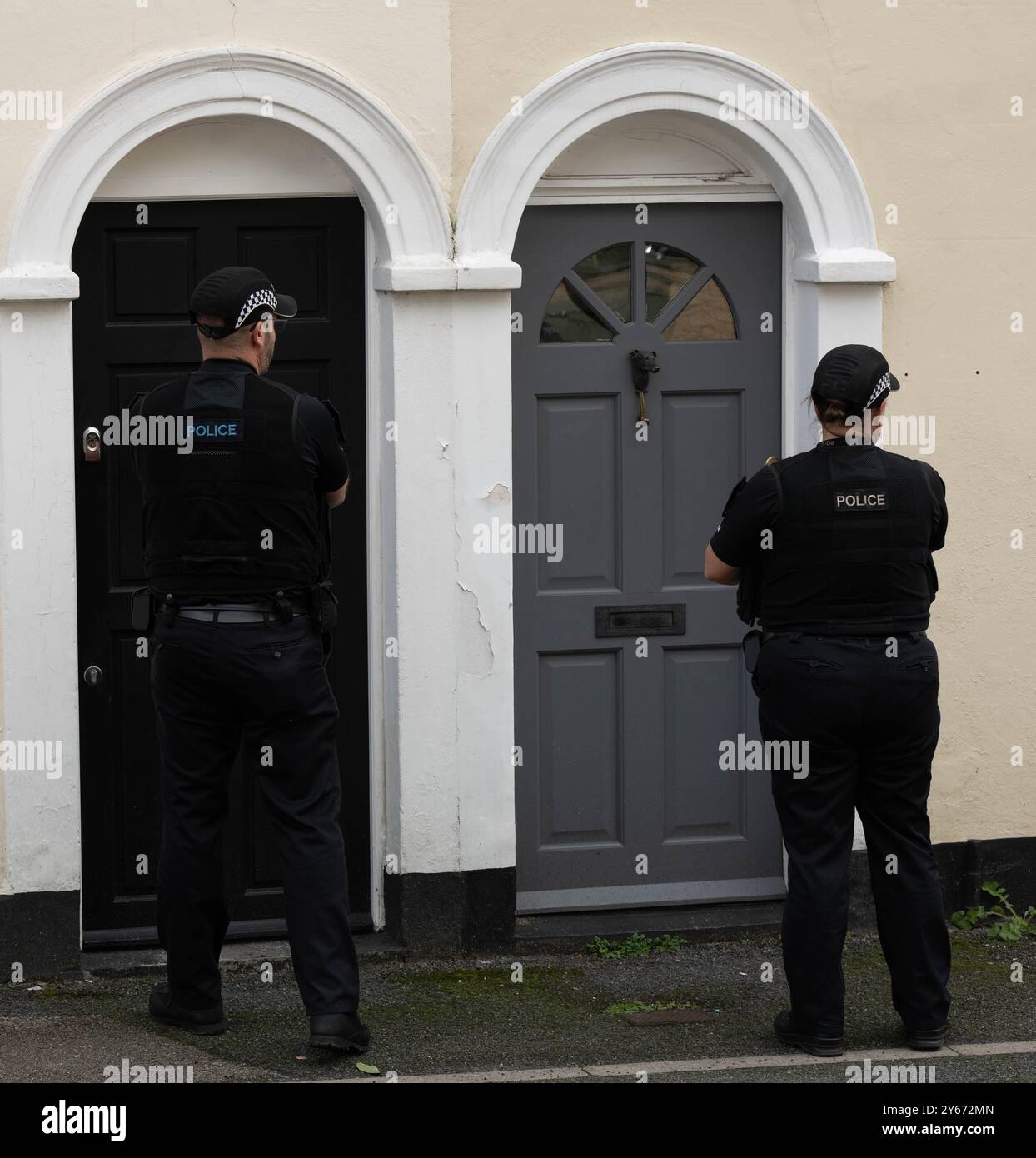 Brentwood Essex 24th Sep. 2024 une initiative anti-crime de couteau par la police de l'Essex, s'engageant avec les résidents dans les points chauds de danger à travers le comté ipour les encourager à remettre tout couteau potentiellement illégal a eu lieu à Brentwood Essex aujourd'hui. Operatio Grip zones de patrouille hotspot sont des zones d'analyse des données montre une probabilité plus élevée d'un incident violent grave. La criminalité au couteau dans l'Essex a chuté de 7 % depuis la pandémie. L'opération comprend des visites porte-à-porte pour éduquer les ménages sur la criminalité au couteau et pour utiliser la visite comme une passerelle pour contacter ceux qui peuvent être à risque et pour récupérer tout rabais Banque D'Images