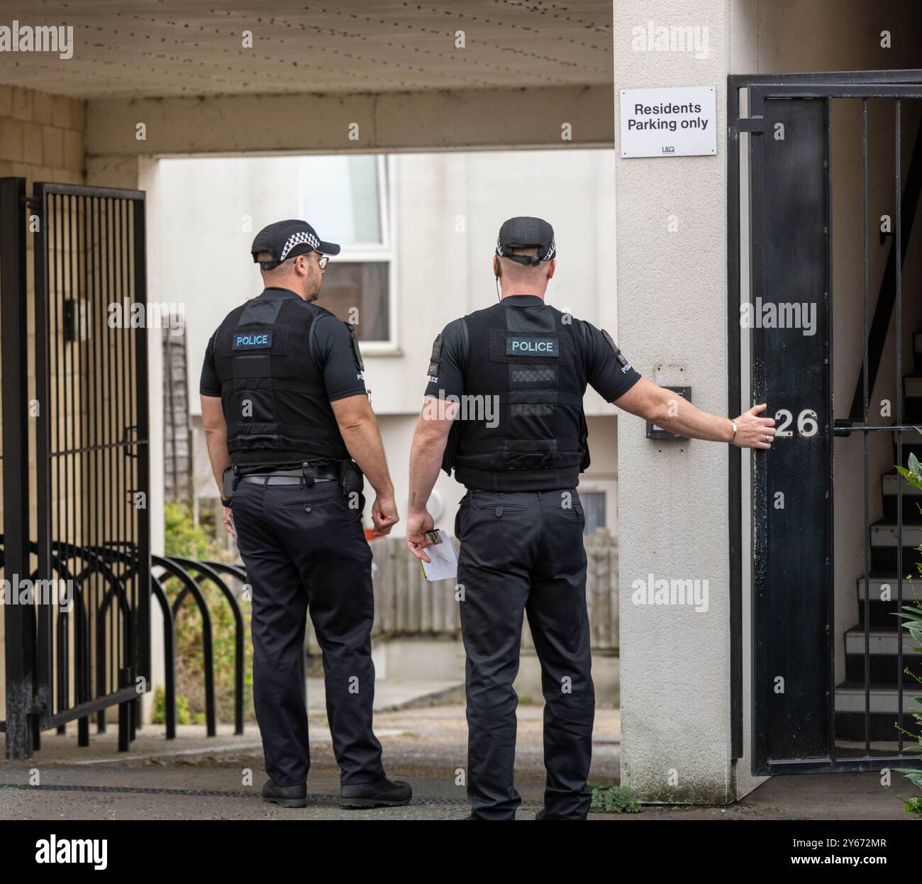 Brentwood Essex 24th Sep. 2024 une initiative anti-crime de couteau par la police de l'Essex, s'engageant avec les résidents dans les points chauds de danger à travers le comté ipour les encourager à remettre tout couteau potentiellement illégal a eu lieu à Brentwood Essex aujourd'hui. Operatio Grip zones de patrouille hotspot sont des zones d'analyse des données montre une probabilité plus élevée d'un incident violent grave. La criminalité au couteau dans l'Essex a chuté de 7 % depuis la pandémie. L'opération comprend des visites porte-à-porte pour éduquer les ménages sur la criminalité au couteau et pour utiliser la visite comme une passerelle pour contacter ceux qui peuvent être à risque et pour récupérer tout rabais Banque D'Images