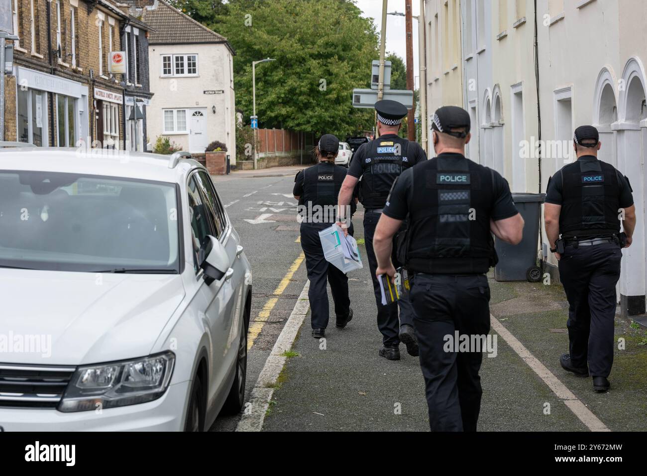 Brentwood Essex 24th Sep. 2024 une initiative anti-crime de couteau par la police de l'Essex, s'engageant avec les résidents dans les points chauds de danger à travers le comté ipour les encourager à remettre tout couteau potentiellement illégal a eu lieu à Brentwood Essex aujourd'hui. Operatio Grip zones de patrouille hotspot sont des zones d'analyse des données montre une probabilité plus élevée d'un incident violent grave. La criminalité au couteau dans l'Essex a chuté de 7 % depuis la pandémie. L'opération comprend des visites porte-à-porte pour éduquer les ménages sur la criminalité au couteau et pour utiliser la visite comme une passerelle pour contacter ceux qui peuvent être à risque et pour récupérer tout rabais Banque D'Images