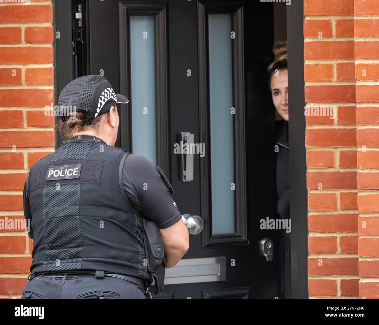 Brentwood Essex 24th Sep. 2024 une initiative anti-crime de couteau par la police de l'Essex, s'engageant avec les résidents dans les points chauds de danger à travers le comté ipour les encourager à remettre tout couteau potentiellement illégal a eu lieu à Brentwood Essex aujourd'hui. Operatio Grip zones de patrouille hotspot sont des zones d'analyse des données montre une probabilité plus élevée d'un incident violent grave. La criminalité au couteau dans l'Essex a chuté de 7 % depuis la pandémie. L'opération comprend des visites porte-à-porte pour éduquer les ménages sur la criminalité au couteau et pour utiliser la visite comme une passerelle pour contacter ceux qui peuvent être à risque et pour récupérer tout rabais Banque D'Images