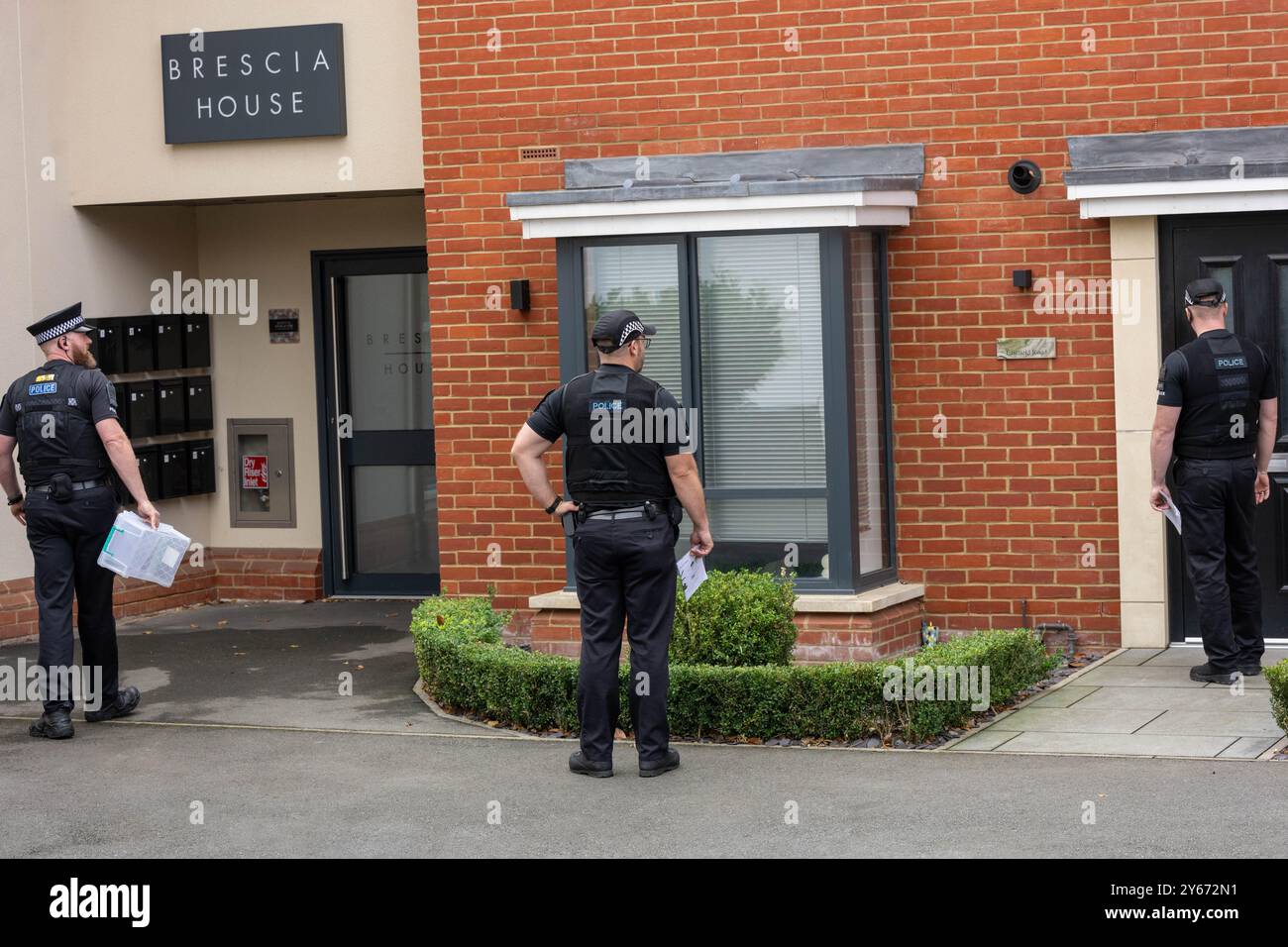 Brentwood Essex 24th Sep. 2024 une initiative anti-crime de couteau par la police de l'Essex, s'engageant avec les résidents dans les points chauds de danger à travers le comté ipour les encourager à remettre tout couteau potentiellement illégal a eu lieu à Brentwood Essex aujourd'hui. Operatio Grip zones de patrouille hotspot sont des zones d'analyse des données montre une probabilité plus élevée d'un incident violent grave. La criminalité au couteau dans l'Essex a chuté de 7 % depuis la pandémie. L'opération comprend des visites porte-à-porte pour éduquer les ménages sur la criminalité au couteau et pour utiliser la visite comme une passerelle pour contacter ceux qui peuvent être à risque et pour récupérer tout rabais Banque D'Images