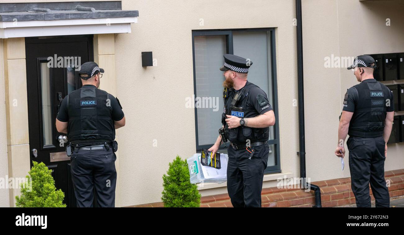 Brentwood Essex 24th Sep. 2024 une initiative anti-crime de couteau par la police de l'Essex, s'engageant avec les résidents dans les points chauds de danger à travers le comté ipour les encourager à remettre tout couteau potentiellement illégal a eu lieu à Brentwood Essex aujourd'hui. Operatio Grip zones de patrouille hotspot sont des zones d'analyse des données montre une probabilité plus élevée d'un incident violent grave. La criminalité au couteau dans l'Essex a chuté de 7 % depuis la pandémie. L'opération comprend des visites porte-à-porte pour éduquer les ménages sur la criminalité au couteau et pour utiliser la visite comme une passerelle pour contacter ceux qui peuvent être à risque et pour récupérer tout rabais Banque D'Images