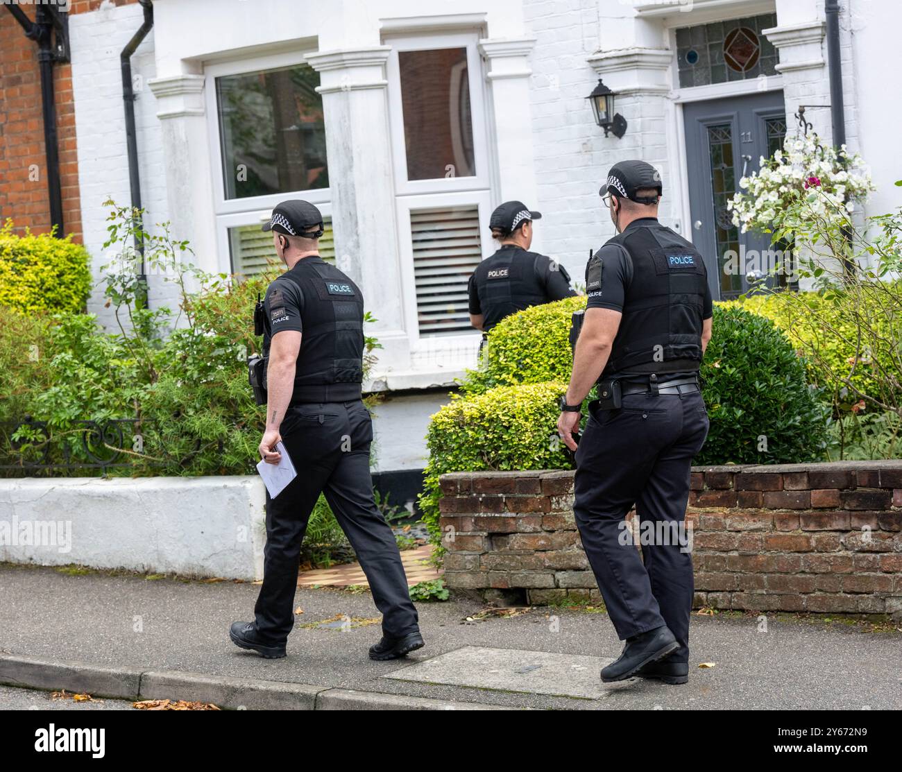 Brentwood Essex 24th Sep. 2024 une initiative anti-crime de couteau par la police de l'Essex, s'engageant avec les résidents dans les points chauds de danger à travers le comté ipour les encourager à remettre tout couteau potentiellement illégal a eu lieu à Brentwood Essex aujourd'hui. Operatio Grip zones de patrouille hotspot sont des zones d'analyse des données montre une probabilité plus élevée d'un incident violent grave. La criminalité au couteau dans l'Essex a chuté de 7 % depuis la pandémie. L'opération comprend des visites porte-à-porte pour éduquer les ménages sur la criminalité au couteau et pour utiliser la visite comme une passerelle pour contacter ceux qui peuvent être à risque et pour récupérer tout rabais Banque D'Images