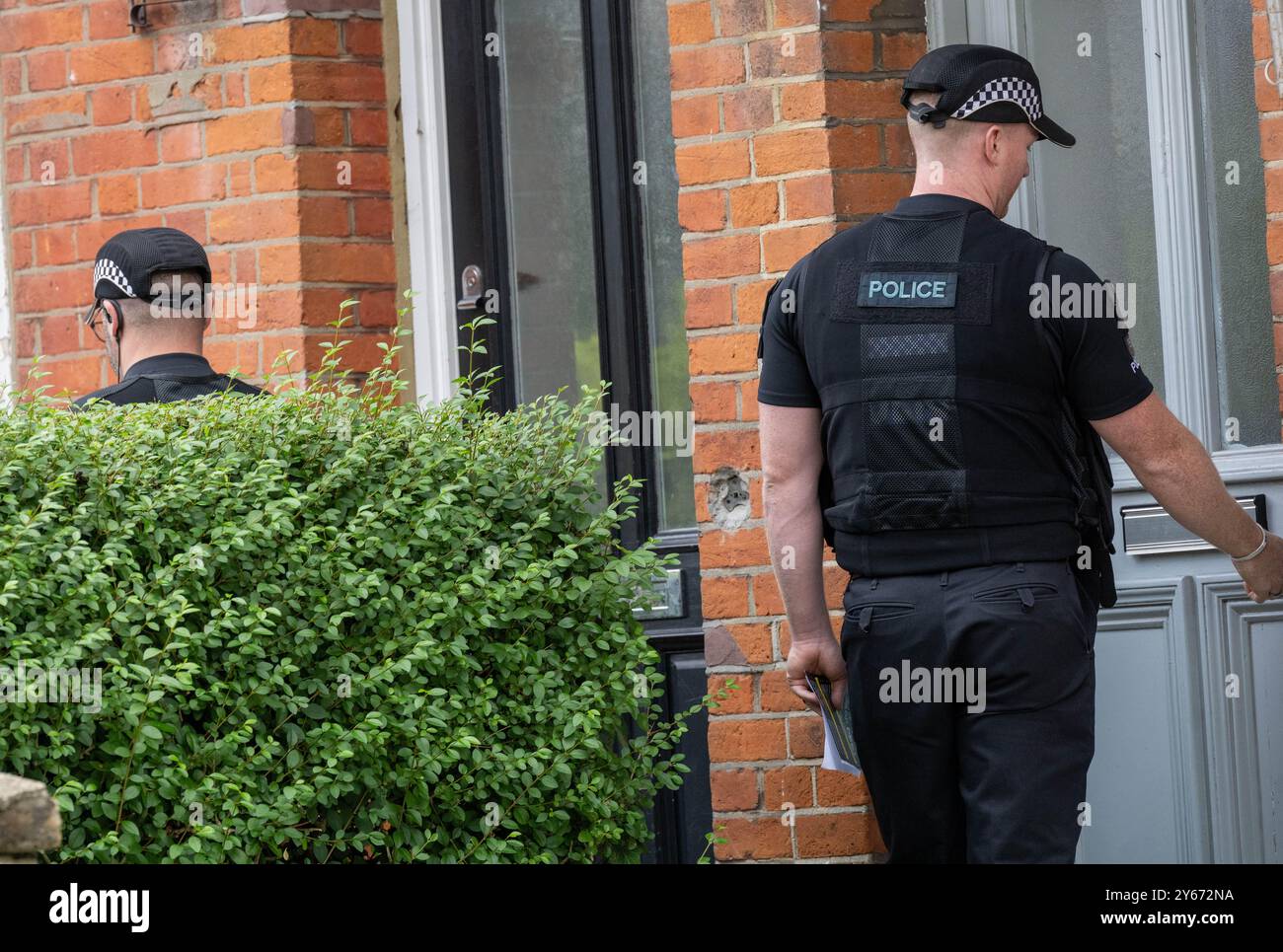 Brentwood Essex 24th Sep. 2024 une initiative anti-crime de couteau par la police de l'Essex, s'engageant avec les résidents dans les points chauds de danger à travers le comté ipour les encourager à remettre tout couteau potentiellement illégal a eu lieu à Brentwood Essex aujourd'hui. Operatio Grip zones de patrouille hotspot sont des zones d'analyse des données montre une probabilité plus élevée d'un incident violent grave. La criminalité au couteau dans l'Essex a chuté de 7 % depuis la pandémie. L'opération comprend des visites porte-à-porte pour éduquer les ménages sur la criminalité au couteau et pour utiliser la visite comme une passerelle pour contacter ceux qui peuvent être à risque et pour récupérer tout rabais Banque D'Images