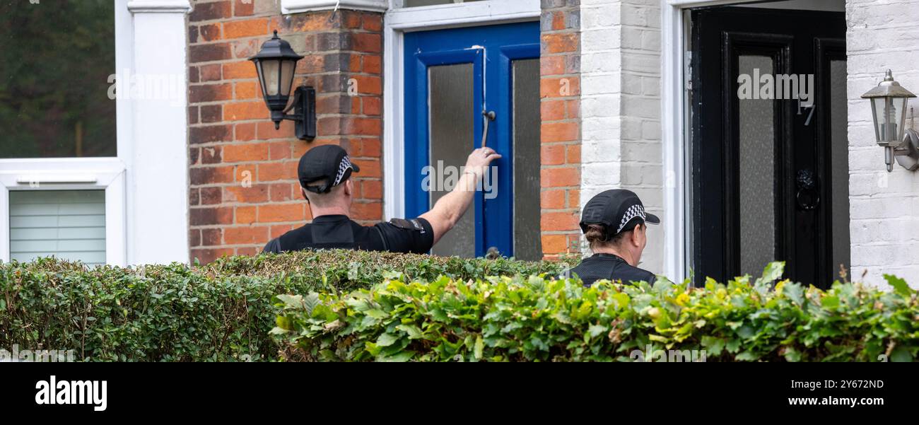 Brentwood Essex 24th Sep. 2024 une initiative anti-crime de couteau par la police de l'Essex, s'engageant avec les résidents dans les points chauds de danger à travers le comté ipour les encourager à remettre tout couteau potentiellement illégal a eu lieu à Brentwood Essex aujourd'hui. Operatio Grip zones de patrouille hotspot sont des zones d'analyse des données montre une probabilité plus élevée d'un incident violent grave. La criminalité au couteau dans l'Essex a chuté de 7 % depuis la pandémie. L'opération comprend des visites porte-à-porte pour éduquer les ménages sur la criminalité au couteau et pour utiliser la visite comme une passerelle pour contacter ceux qui peuvent être à risque et pour récupérer tout rabais Banque D'Images