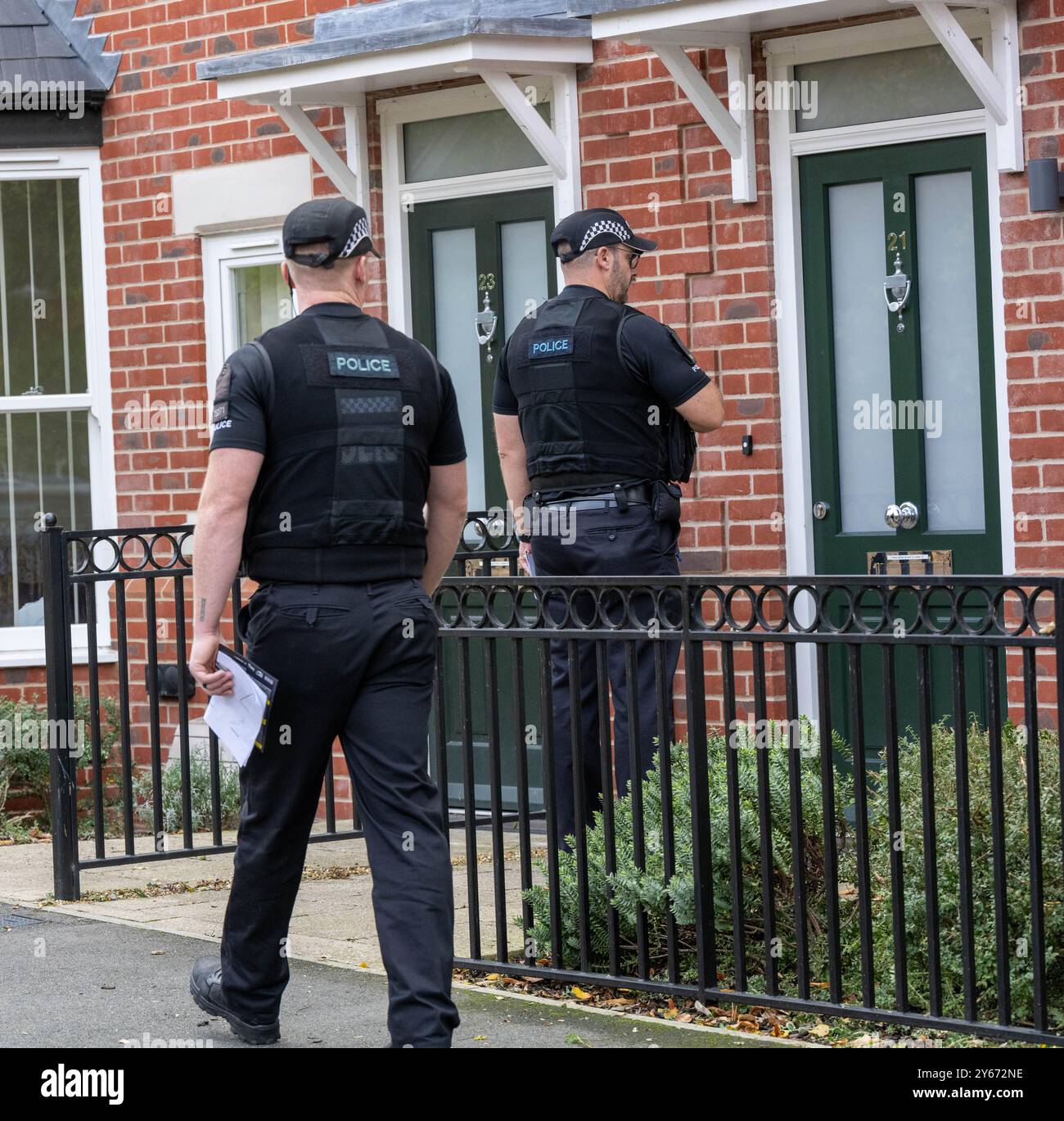 Brentwood Essex 24th Sep. 2024 une initiative anti-crime de couteau par la police de l'Essex, s'engageant avec les résidents dans les points chauds de danger à travers le comté ipour les encourager à remettre tout couteau potentiellement illégal a eu lieu à Brentwood Essex aujourd'hui. Operatio Grip zones de patrouille hotspot sont des zones d'analyse des données montre une probabilité plus élevée d'un incident violent grave. La criminalité au couteau dans l'Essex a chuté de 7 % depuis la pandémie. L'opération comprend des visites porte-à-porte pour éduquer les ménages sur la criminalité au couteau et pour utiliser la visite comme une passerelle pour contacter ceux qui peuvent être à risque et pour récupérer tout rabais Banque D'Images