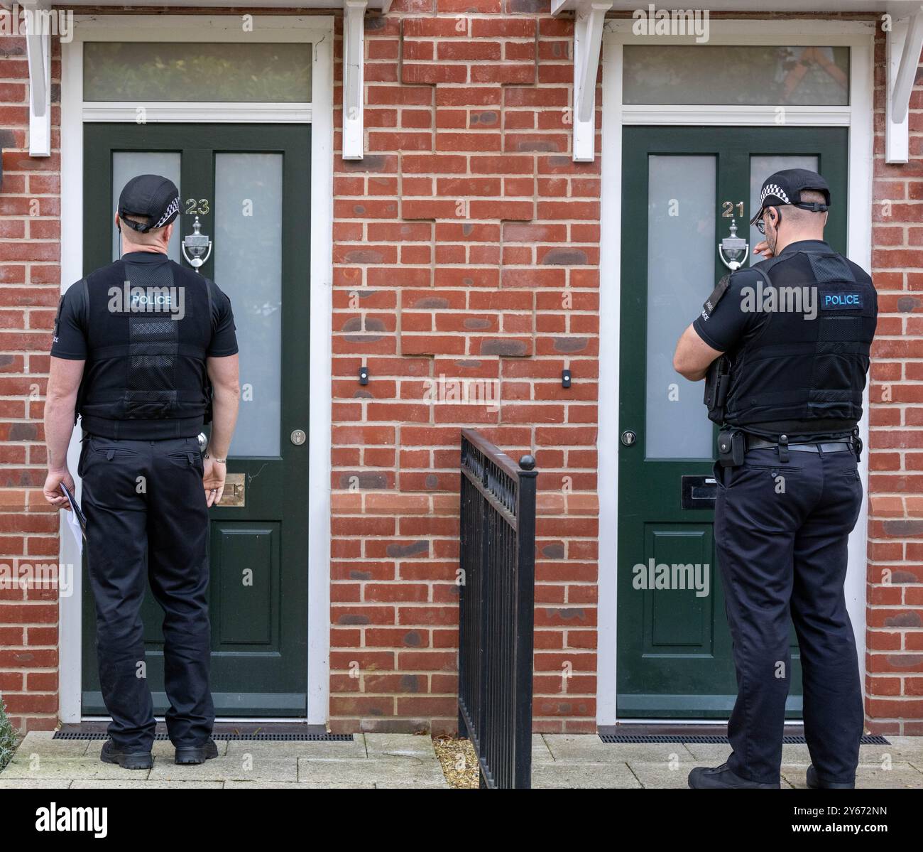 Brentwood Essex 24th Sep. 2024 une initiative anti-crime de couteau par la police de l'Essex, s'engageant avec les résidents dans les points chauds de danger à travers le comté ipour les encourager à remettre tout couteau potentiellement illégal a eu lieu à Brentwood Essex aujourd'hui. Operatio Grip zones de patrouille hotspot sont des zones d'analyse des données montre une probabilité plus élevée d'un incident violent grave. La criminalité au couteau dans l'Essex a chuté de 7 % depuis la pandémie. L'opération comprend des visites porte-à-porte pour éduquer les ménages sur la criminalité au couteau et pour utiliser la visite comme une passerelle pour contacter ceux qui peuvent être à risque et pour récupérer tout rabais Banque D'Images