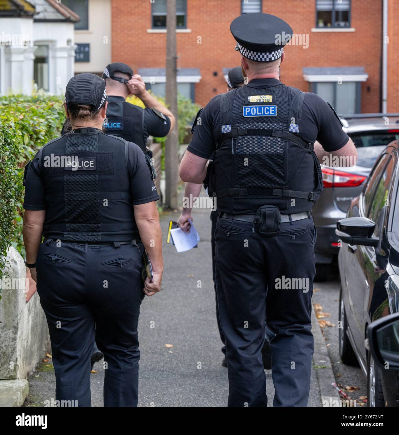 Brentwood Essex 24th Sep. 2024 une initiative anti-crime de couteau par la police de l'Essex, s'engageant avec les résidents dans les points chauds de danger à travers le comté ipour les encourager à remettre tout couteau potentiellement illégal a eu lieu à Brentwood Essex aujourd'hui. Operatio Grip zones de patrouille hotspot sont des zones d'analyse des données montre une probabilité plus élevée d'un incident violent grave. La criminalité au couteau dans l'Essex a chuté de 7 % depuis la pandémie. L'opération comprend des visites porte-à-porte pour éduquer les ménages sur la criminalité au couteau et pour utiliser la visite comme une passerelle pour contacter ceux qui peuvent être à risque et pour récupérer tout rabais Banque D'Images