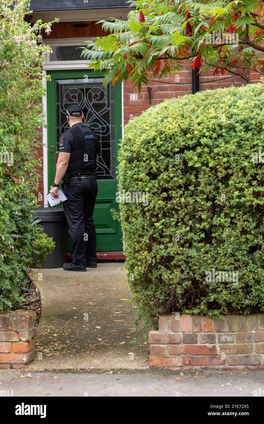 Brentwood Essex 24th Sep. 2024 une initiative anti-crime de couteau par la police de l'Essex, s'engageant avec les résidents dans les points chauds de danger à travers le comté ipour les encourager à remettre tout couteau potentiellement illégal a eu lieu à Brentwood Essex aujourd'hui. Operatio Grip zones de patrouille hotspot sont des zones d'analyse des données montre une probabilité plus élevée d'un incident violent grave. La criminalité au couteau dans l'Essex a chuté de 7 % depuis la pandémie. L'opération comprend des visites porte-à-porte pour éduquer les ménages sur la criminalité au couteau et pour utiliser la visite comme une passerelle pour contacter ceux qui peuvent être à risque et pour récupérer tout rabais Banque D'Images