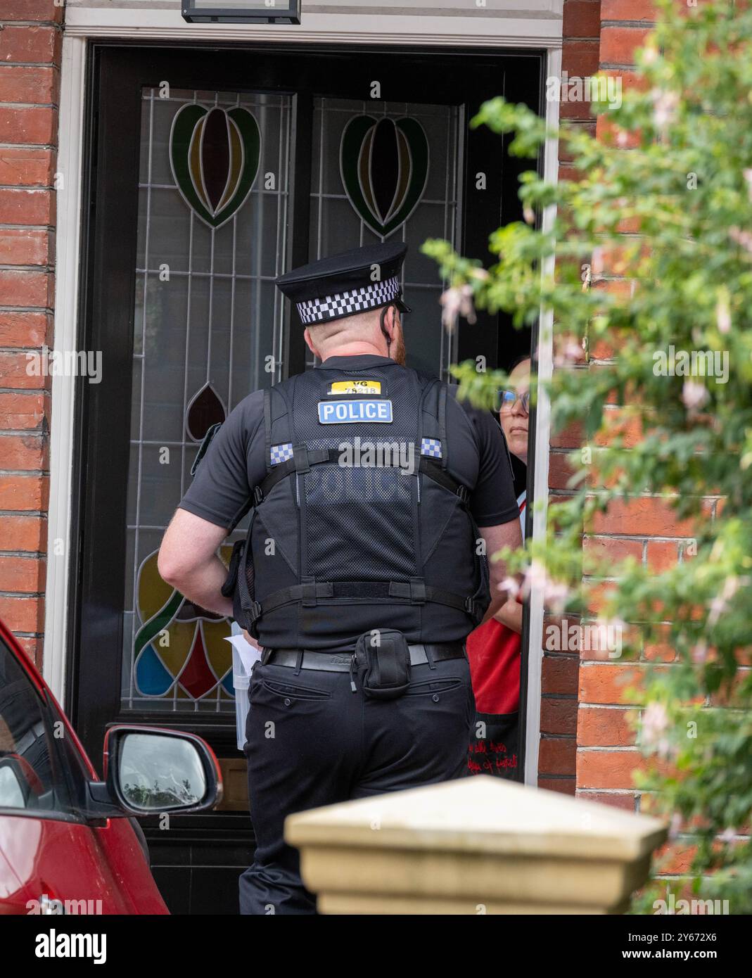 Brentwood Essex 24th Sep. 2024 une initiative anti-crime de couteau par la police de l'Essex, s'engageant avec les résidents dans les points chauds de danger à travers le comté ipour les encourager à remettre tout couteau potentiellement illégal a eu lieu à Brentwood Essex aujourd'hui. Operatio Grip zones de patrouille hotspot sont des zones d'analyse des données montre une probabilité plus élevée d'un incident violent grave. La criminalité au couteau dans l'Essex a chuté de 7 % depuis la pandémie. L'opération comprend des visites porte-à-porte pour éduquer les ménages sur la criminalité au couteau et pour utiliser la visite comme une passerelle pour contacter ceux qui peuvent être à risque et pour récupérer tout rabais Banque D'Images