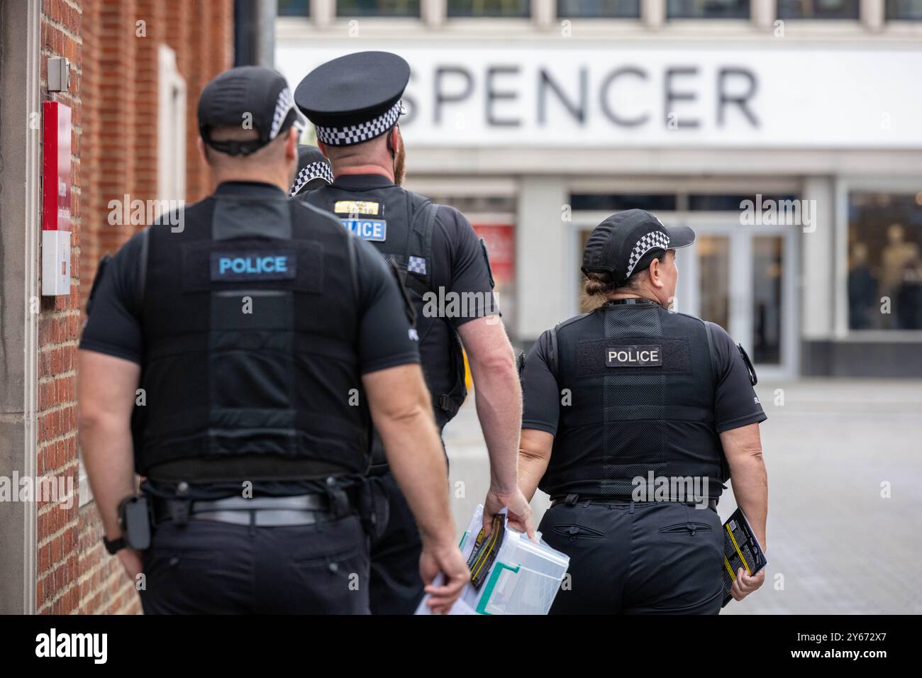 Brentwood Essex 24th Sep. 2024 une initiative anti-crime de couteau par la police de l'Essex, s'engageant avec les résidents dans les points chauds de danger à travers le comté ipour les encourager à remettre tout couteau potentiellement illégal a eu lieu à Brentwood Essex aujourd'hui. Operatio Grip zones de patrouille hotspot sont des zones d'analyse des données montre une probabilité plus élevée d'un incident violent grave. La criminalité au couteau dans l'Essex a chuté de 7 % depuis la pandémie. L'opération comprend des visites porte-à-porte pour éduquer les ménages sur la criminalité au couteau et pour utiliser la visite comme une passerelle pour contacter ceux qui peuvent être à risque et pour récupérer tout rabais Banque D'Images