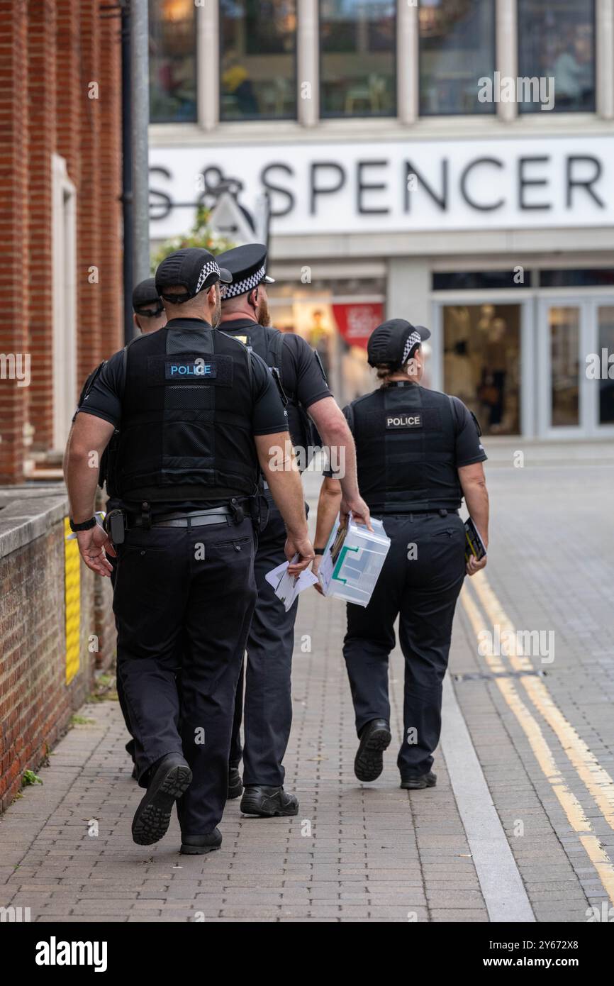 Brentwood Essex 24th Sep. 2024 une initiative anti-crime de couteau par la police de l'Essex, s'engageant avec les résidents dans les points chauds de danger à travers le comté ipour les encourager à remettre tout couteau potentiellement illégal a eu lieu à Brentwood Essex aujourd'hui. Operatio Grip zones de patrouille hotspot sont des zones d'analyse des données montre une probabilité plus élevée d'un incident violent grave. La criminalité au couteau dans l'Essex a chuté de 7 % depuis la pandémie. L'opération comprend des visites porte-à-porte pour éduquer les ménages sur la criminalité au couteau et pour utiliser la visite comme une passerelle pour contacter ceux qui peuvent être à risque et pour récupérer tout rabais Banque D'Images