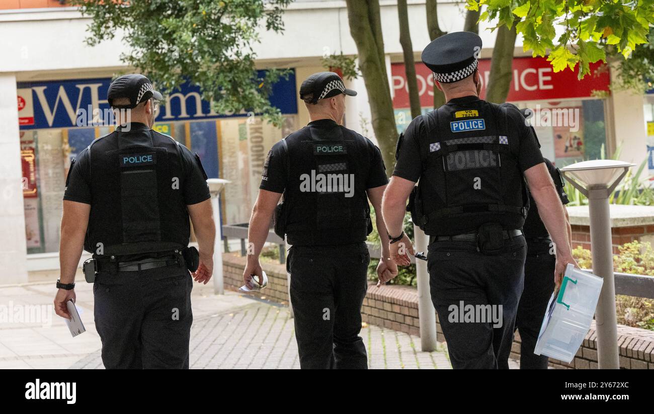 Brentwood Essex 24th Sep. 2024 une initiative anti-crime de couteau par la police de l'Essex, s'engageant avec les résidents dans les points chauds de danger à travers le comté ipour les encourager à remettre tout couteau potentiellement illégal a eu lieu à Brentwood Essex aujourd'hui. Operatio Grip zones de patrouille hotspot sont des zones d'analyse des données montre une probabilité plus élevée d'un incident violent grave. La criminalité au couteau dans l'Essex a chuté de 7 % depuis la pandémie. L'opération comprend des visites porte-à-porte pour éduquer les ménages sur la criminalité au couteau et pour utiliser la visite comme une passerelle pour contacter ceux qui peuvent être à risque et pour récupérer tout rabais Banque D'Images