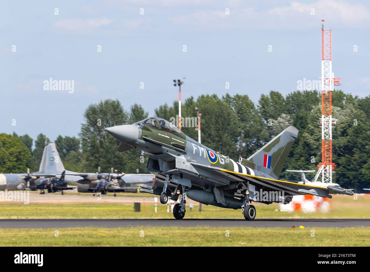 Royal Air Force - BAE Systems Typhoon FGR.4, arrivant à la RAF Fairford pour participer au Royal International Air Tattoo 2024. Banque D'Images