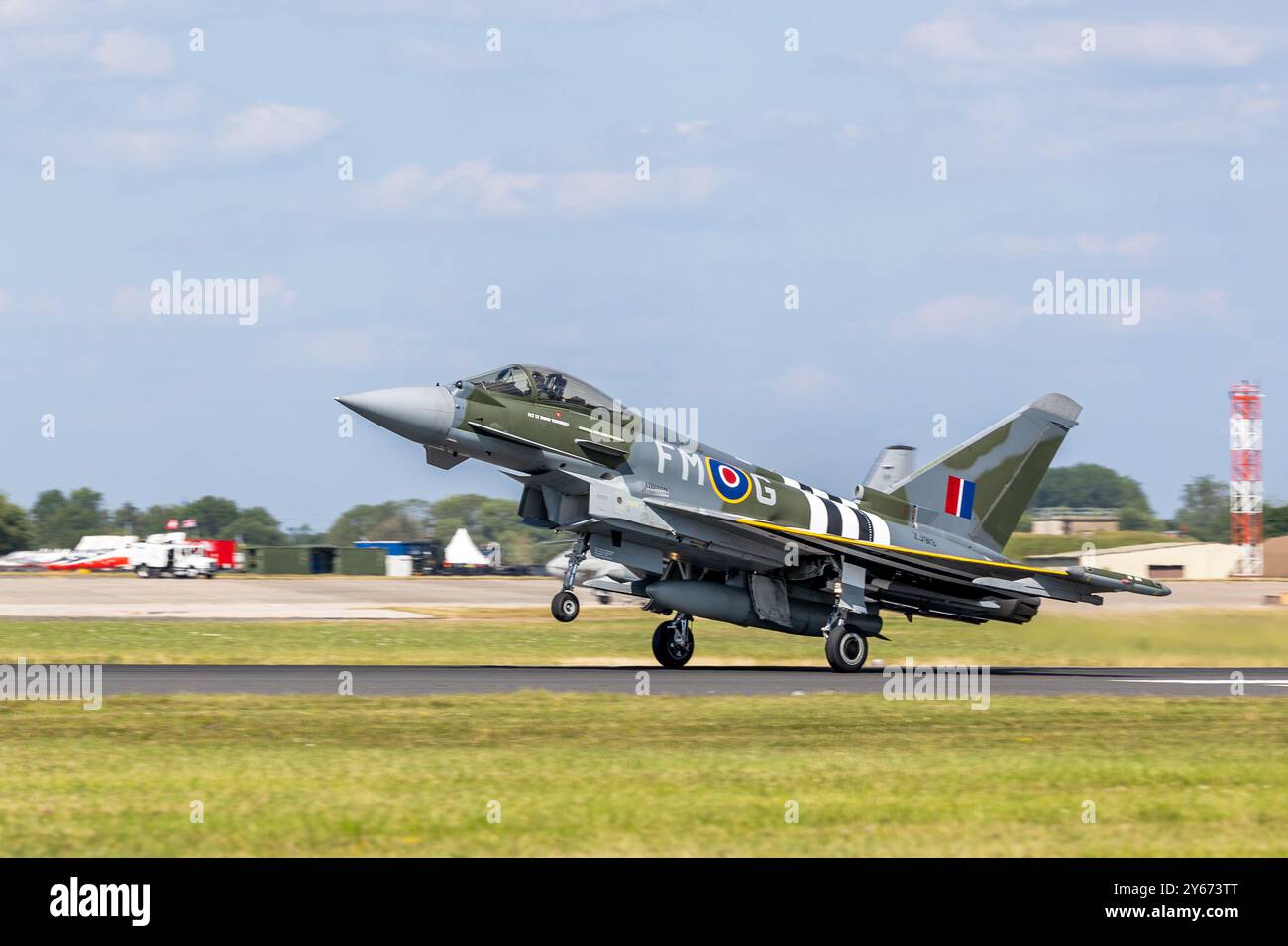 Royal Air Force - BAE Systems Typhoon FGR.4, arrivant à la RAF Fairford pour participer au Royal International Air Tattoo 2024. Banque D'Images