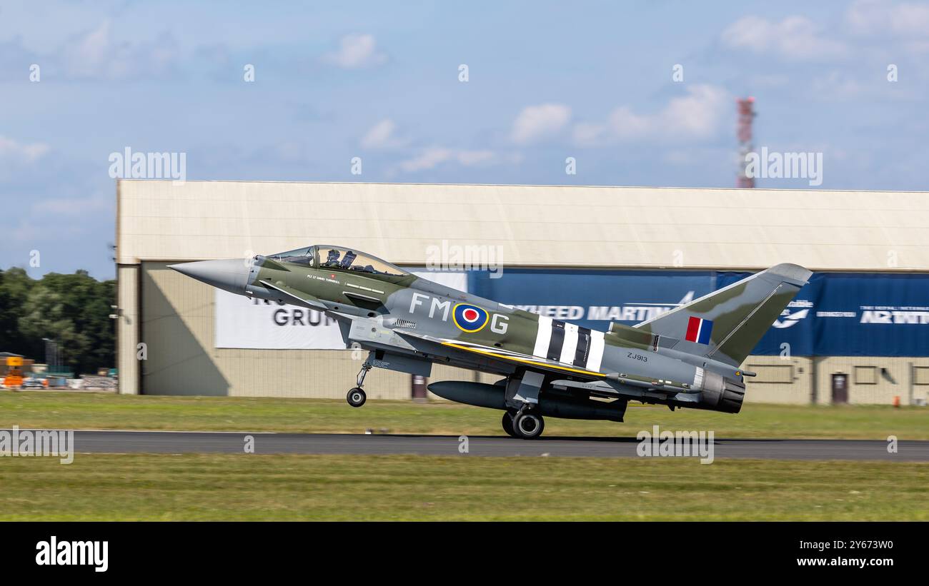 Royal Air Force - BAE Systems Typhoon FGR.4, arrivant à la RAF Fairford pour participer au Royal International Air Tattoo 2024. Banque D'Images